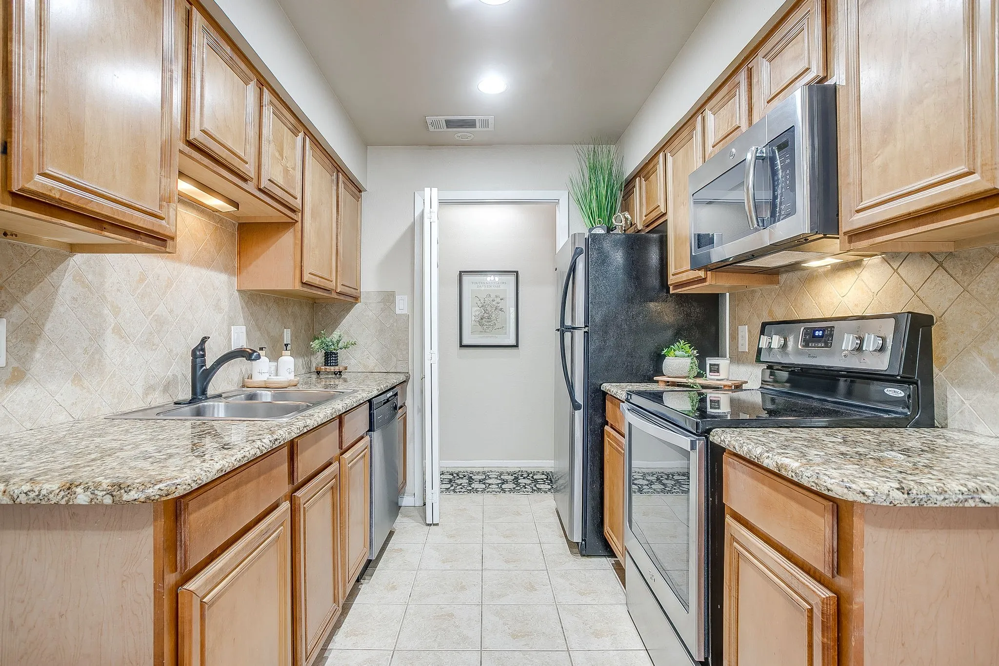 Townhouse For Sale in Tarrant County , 5714 Cedar Creek Drive, Benbrook, Texas 76109, 3 Bedrooms, 2 Bathrooms, Garage spaces, 1,155 Sqft, built in 1984, Price $199,900, mls#21291851, Real Estate Agent in Benbrook, Homes For Sale in Tarrant county, Homes For Sale in Benbrook, Realtor in Benbrook Texas, Real Estate Brokerage Independent Realty Texas, Luminita Cordes Realtor