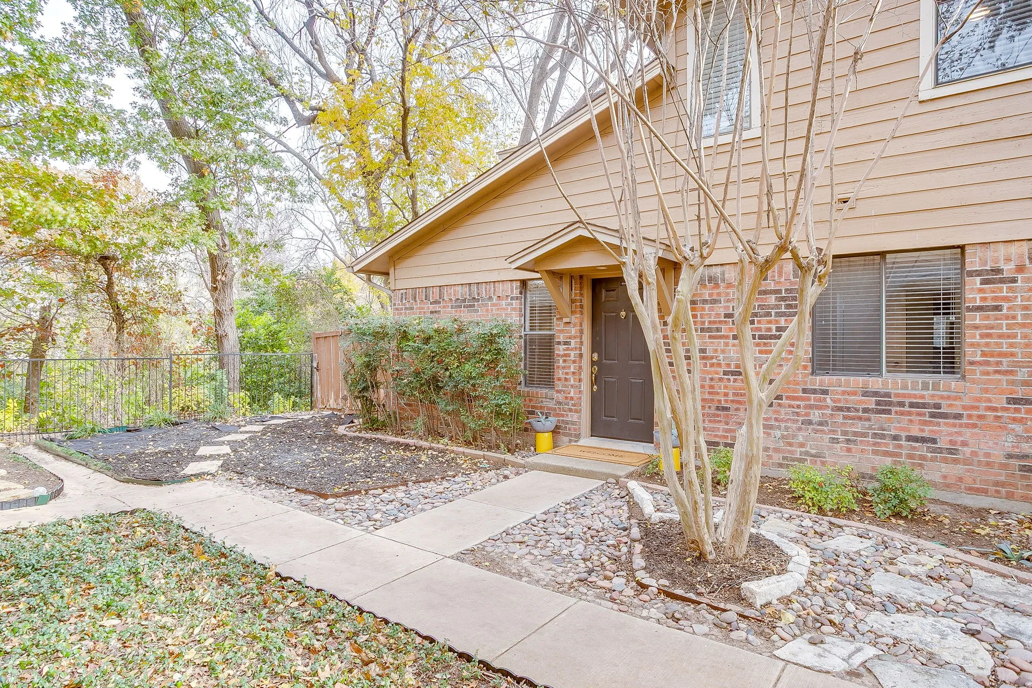 Townhouse For Sale in Tarrant County , 5714 Cedar Creek Drive, Benbrook, Texas 76109, 3 Bedrooms, 2 Bathrooms, Garage spaces, 1,155 Sqft, built in 1984, Price $199,900, mls#21291851, Real Estate Agent in Benbrook, Homes For Sale in Tarrant county, Homes For Sale in Benbrook, Realtor in Benbrook Texas, Real Estate Brokerage Independent Realty Texas, Luminita Cordes Realtor