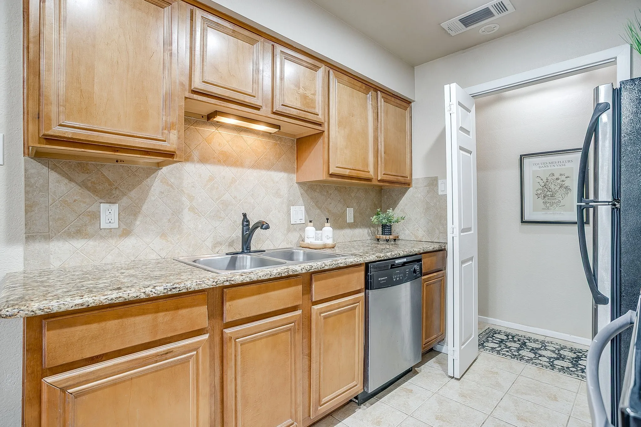 Townhouse For Sale in Tarrant County , 5714 Cedar Creek Drive, Benbrook, Texas 76109, 3 Bedrooms, 2 Bathrooms, Garage spaces, 1,155 Sqft, built in 1984, Price $199,900, mls#21291851, Real Estate Agent in Benbrook, Homes For Sale in Tarrant county, Homes For Sale in Benbrook, Realtor in Benbrook Texas, Real Estate Brokerage Independent Realty Texas, Luminita Cordes Realtor