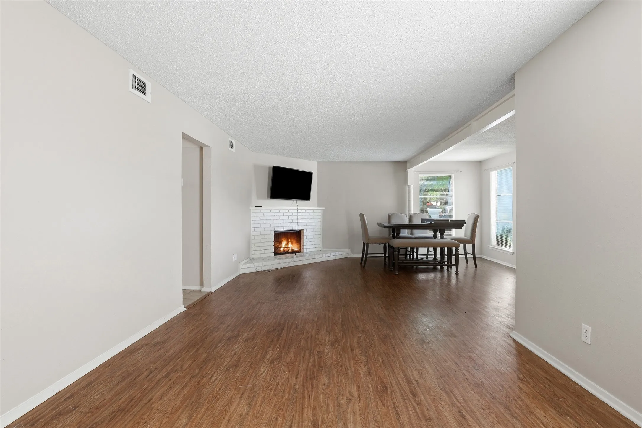 Duplex For Rent in Tarrant County , 6811 Trail Lake Drive, Fort Worth, Texas 76133, 2 Bedroom, 2 Bathroom, Garage spaces, 2,310 Sqft, built in 1970, mls#21291857, Real Estate Agent in Fort Worth, Homes For Rent in Tarrant county, Homes For Rent in Fort Worth, Realtor in Fort Worth Texas, Real Estate Brokerage Independent Realty Texas, Luminita Cordes Realtor