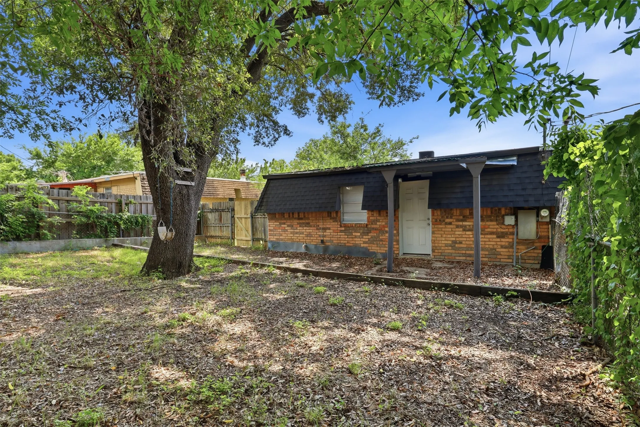 Duplex For Rent in Tarrant County , 6811 Trail Lake Drive, Fort Worth, Texas 76133, 2 Bedroom, 2 Bathroom, Garage spaces, 2,310 Sqft, built in 1970, mls#21291857, Real Estate Agent in Fort Worth, Homes For Rent in Tarrant county, Homes For Rent in Fort Worth, Realtor in Fort Worth Texas, Real Estate Brokerage Independent Realty Texas, Luminita Cordes Realtor