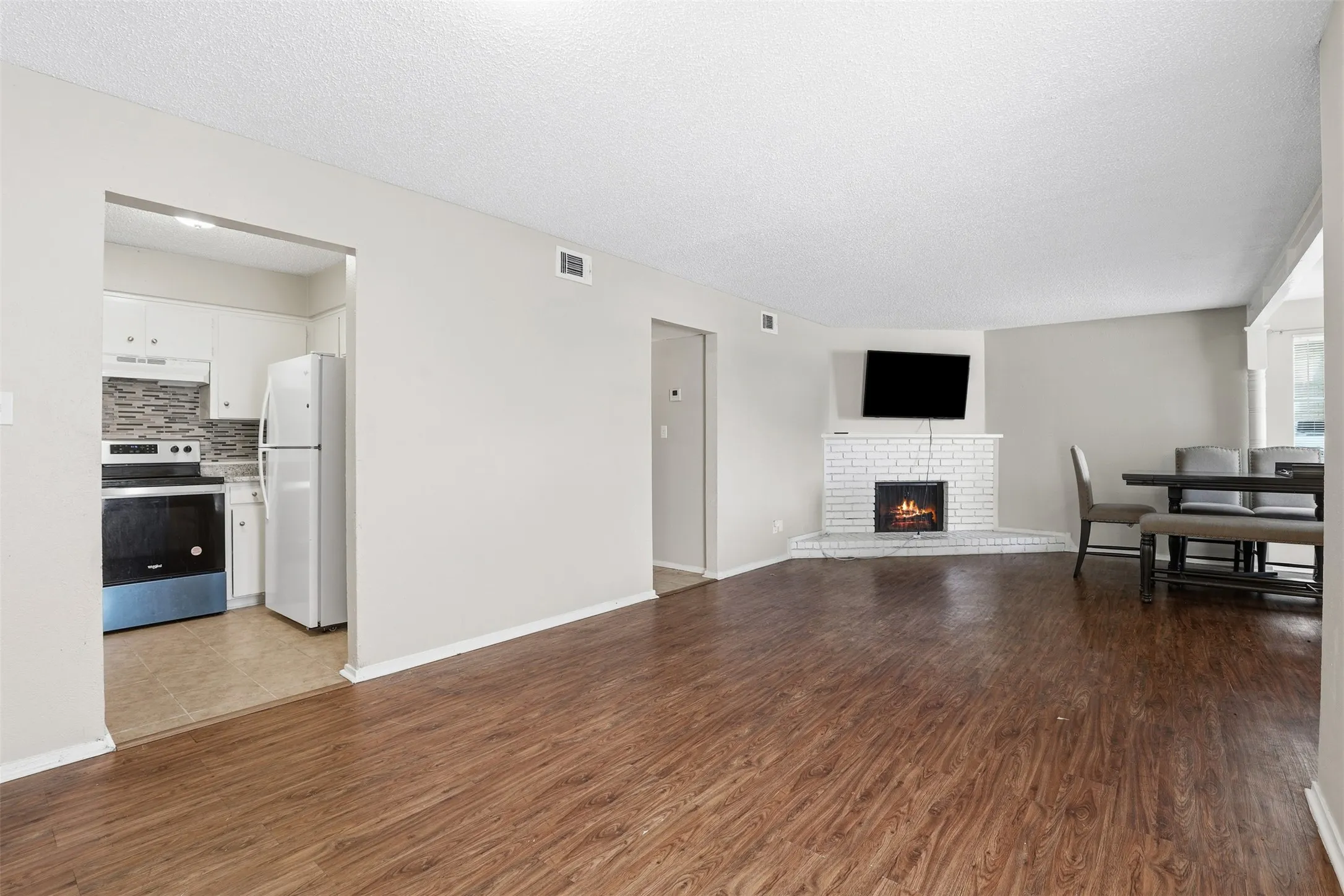 Duplex For Rent in Tarrant County , 6811 Trail Lake Drive, Fort Worth, Texas 76133, 2 Bedroom, 2 Bathroom, Garage spaces, 2,310 Sqft, built in 1970, mls#21291857, Real Estate Agent in Fort Worth, Homes For Rent in Tarrant county, Homes For Rent in Fort Worth, Realtor in Fort Worth Texas, Real Estate Brokerage Independent Realty Texas, Luminita Cordes Realtor