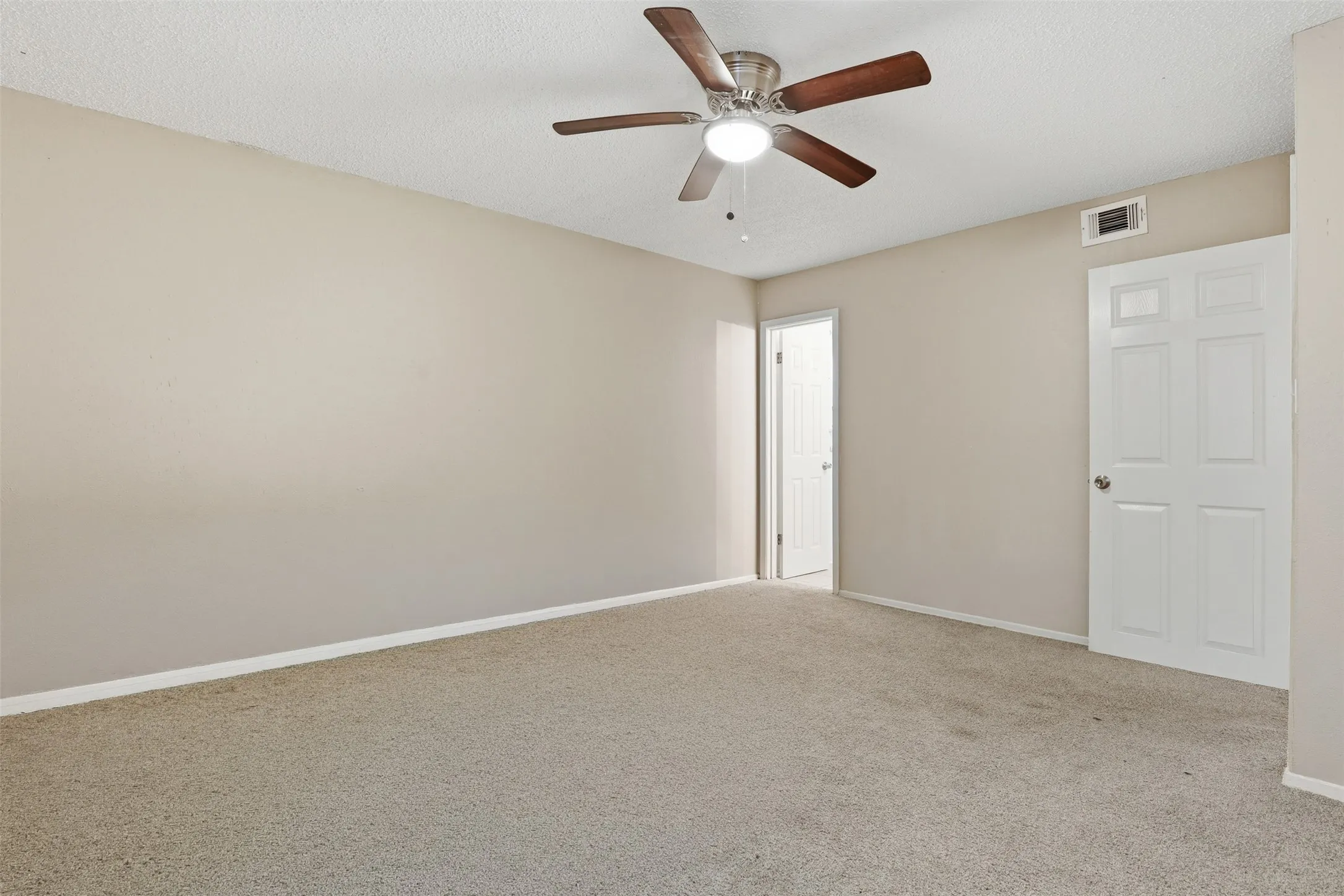 Duplex For Rent in Tarrant County , 6811 Trail Lake Drive, Fort Worth, Texas 76133, 2 Bedroom, 2 Bathroom, Garage spaces, 2,310 Sqft, built in 1970, mls#21291857, Real Estate Agent in Fort Worth, Homes For Rent in Tarrant county, Homes For Rent in Fort Worth, Realtor in Fort Worth Texas, Real Estate Brokerage Independent Realty Texas, Luminita Cordes Realtor