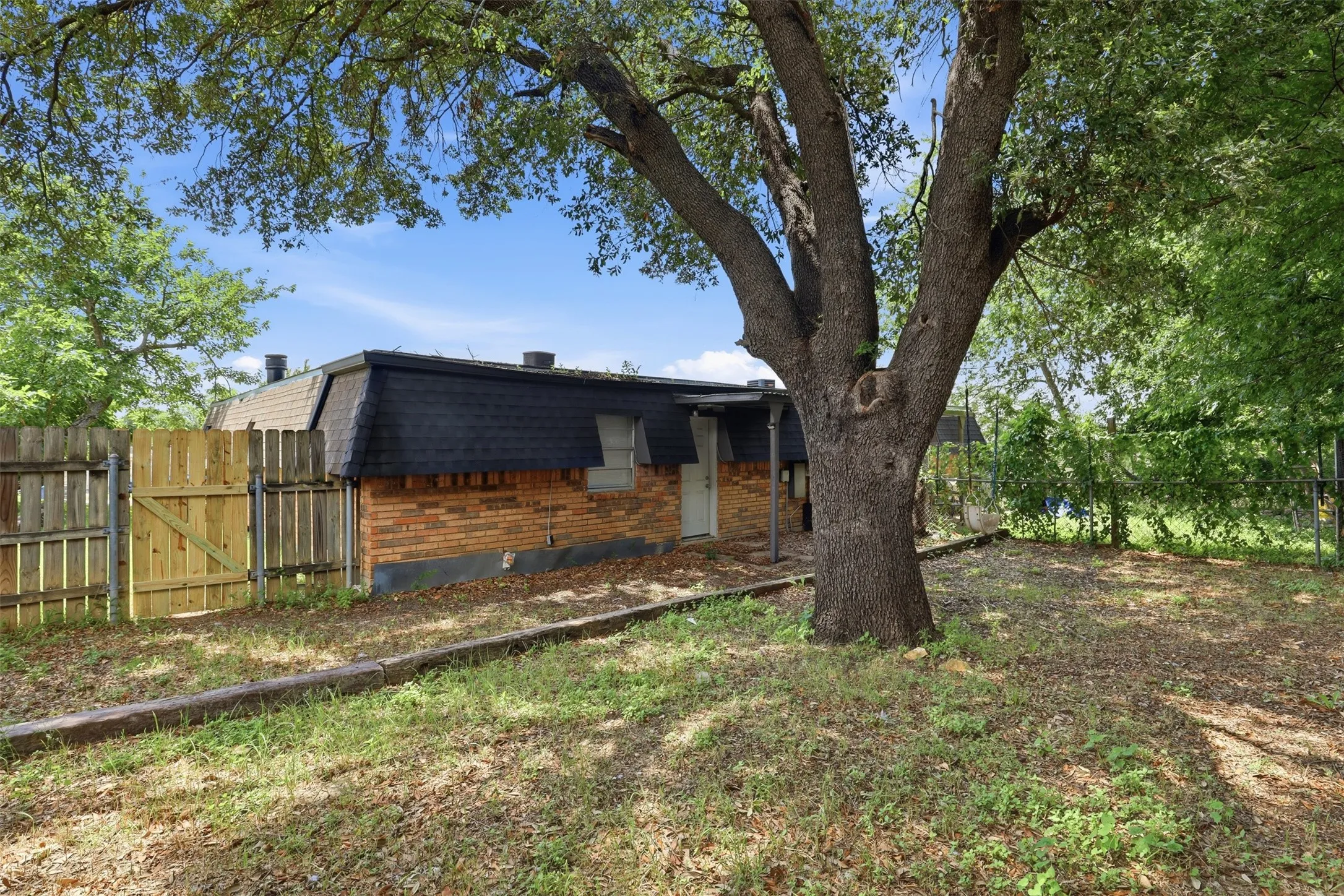 Duplex For Rent in Tarrant County , 6811 Trail Lake Drive, Fort Worth, Texas 76133, 2 Bedroom, 2 Bathroom, Garage spaces, 2,310 Sqft, built in 1970, mls#21291857, Real Estate Agent in Fort Worth, Homes For Rent in Tarrant county, Homes For Rent in Fort Worth, Realtor in Fort Worth Texas, Real Estate Brokerage Independent Realty Texas, Luminita Cordes Realtor