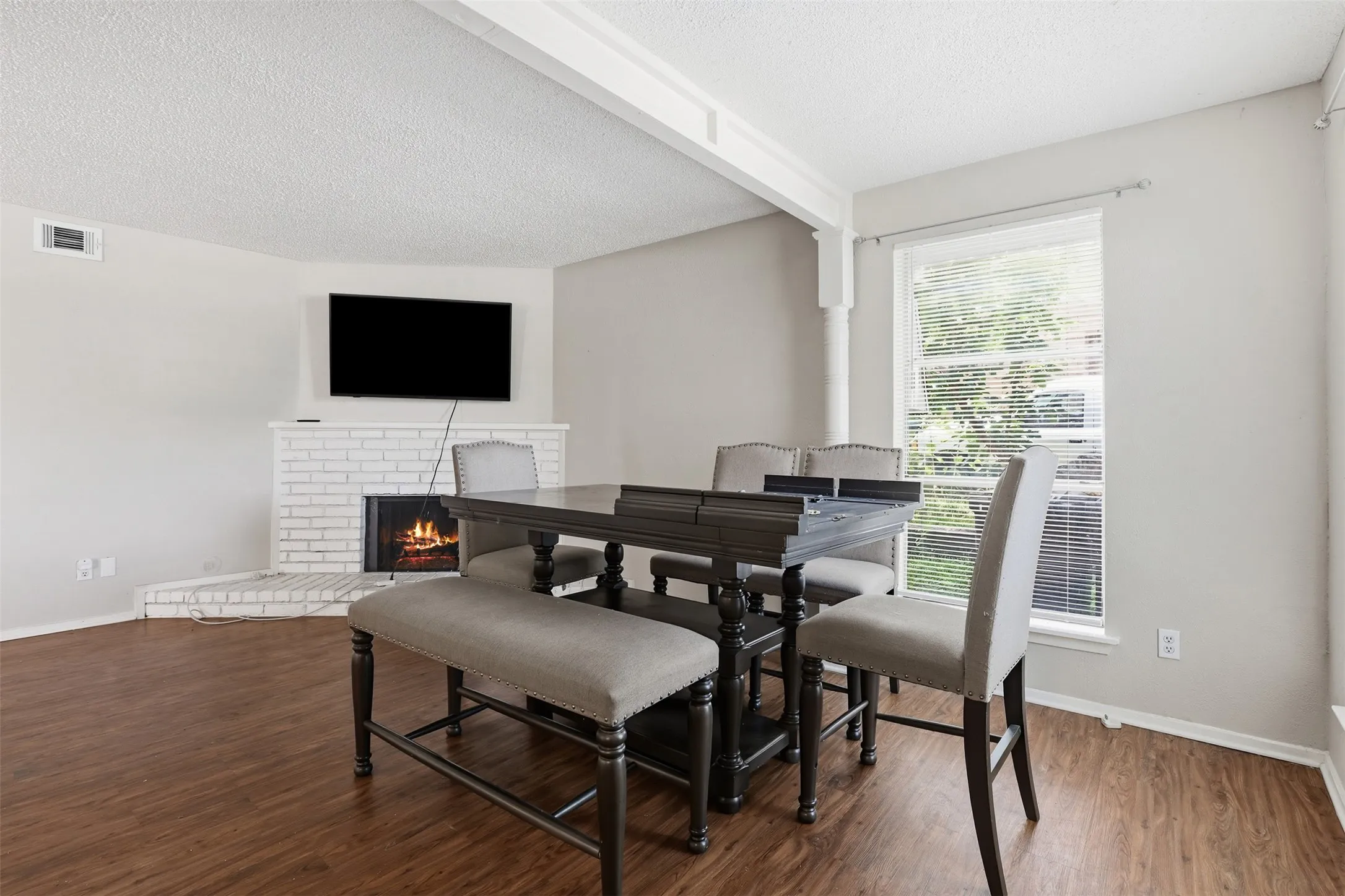 Duplex For Rent in Tarrant County , 6811 Trail Lake Drive, Fort Worth, Texas 76133, 2 Bedroom, 2 Bathroom, Garage spaces, 2,310 Sqft, built in 1970, mls#21291857, Real Estate Agent in Fort Worth, Homes For Rent in Tarrant county, Homes For Rent in Fort Worth, Realtor in Fort Worth Texas, Real Estate Brokerage Independent Realty Texas, Luminita Cordes Realtor