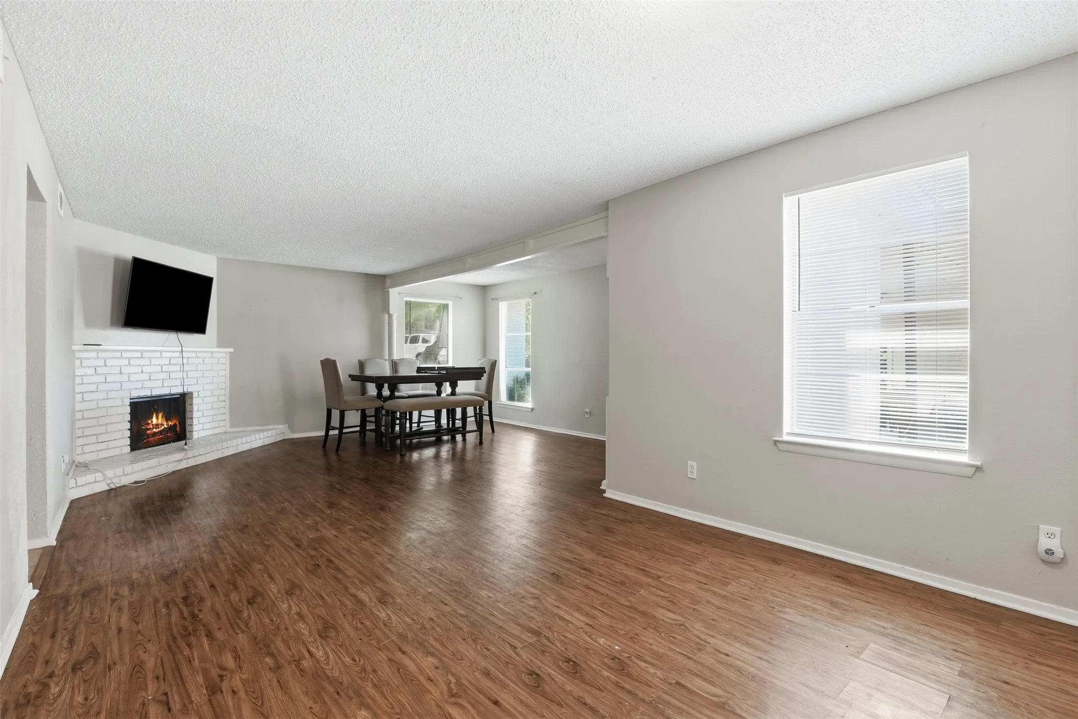 Duplex For Rent in Tarrant County , 6811 Trail Lake Drive, Fort Worth, Texas 76133, 2 Bedroom, 2 Bathroom, Garage spaces, 2,310 Sqft, built in 1970, mls#21291857, Real Estate Agent in Fort Worth, Homes For Rent in Tarrant county, Homes For Rent in Fort Worth, Realtor in Fort Worth Texas, Real Estate Brokerage Independent Realty Texas, Luminita Cordes Realtor
