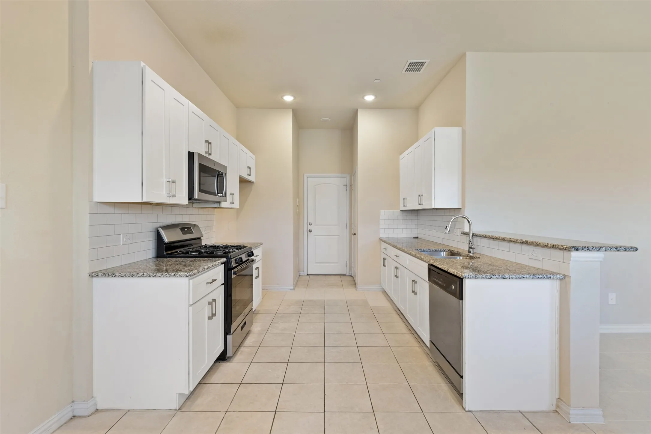 Townhouse For Sale in Dallas County , 1904 Bethlehem Street, Irving, Texas 75061, 3 Bedroom, 3 Bathroom, 2 Garage spaces, 1,933 Sqft, built in 2019, mls#21287539, Real Estate Agent in Irving, Homes For Sale in Dallas county, Homes For Sale in Irving, Realtor in Irving Texas, Real Estate Brokerage Independent Realty Texas, Luminita Cordes Realtor