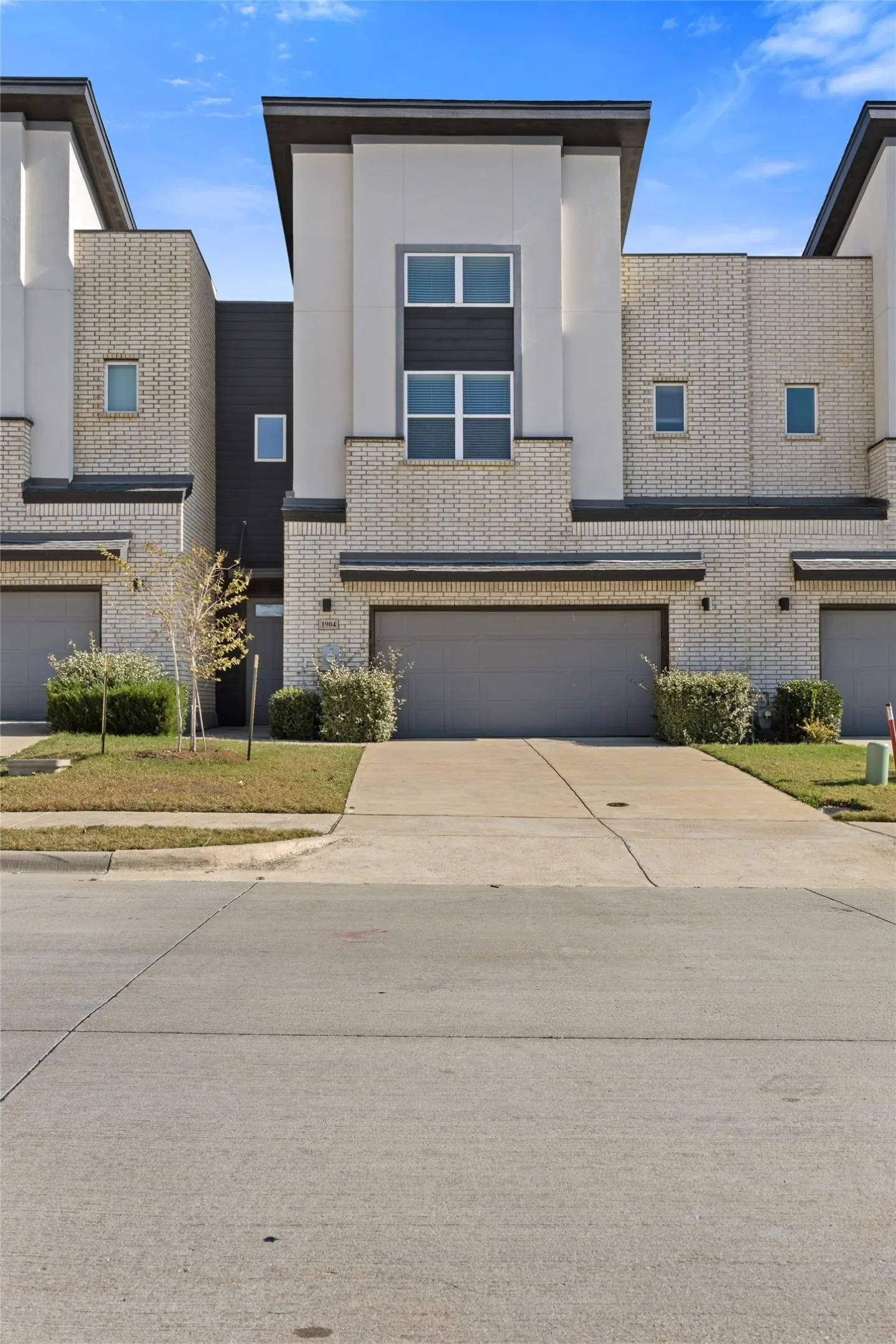 Townhouse For Sale in Dallas County , 1904 Bethlehem Street, Irving, Texas 75061, 3 Bedroom, 3 Bathroom, 2 Garage spaces, 1,933 Sqft, built in 2019, mls#21287539, Real Estate Agent in Irving, Homes For Sale in Dallas county, Homes For Sale in Irving, Realtor in Irving Texas, Real Estate Brokerage Independent Realty Texas, Luminita Cordes Realtor
