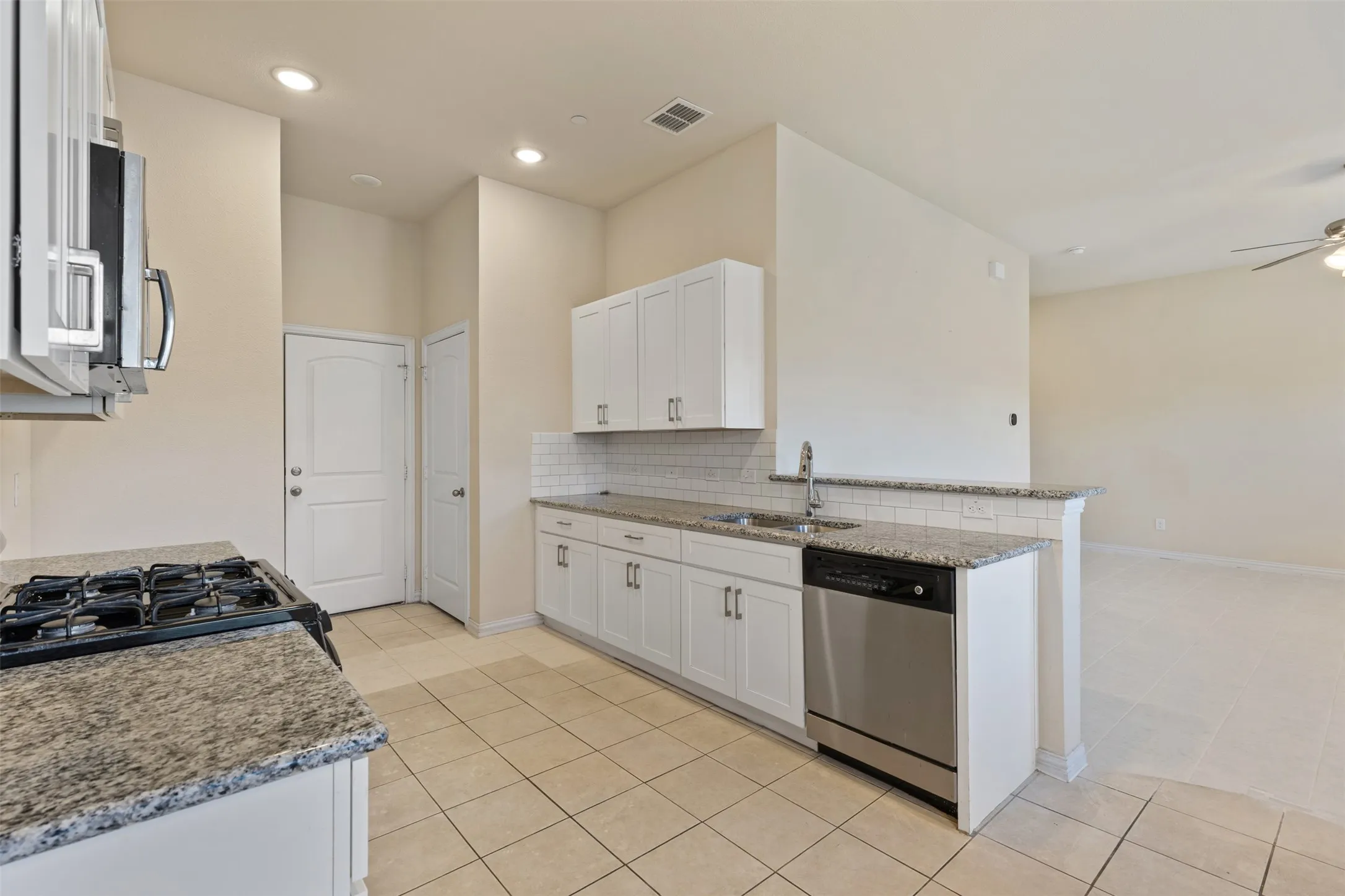 Townhouse For Sale in Dallas County , 1904 Bethlehem Street, Irving, Texas 75061, 3 Bedroom, 3 Bathroom, 2 Garage spaces, 1,933 Sqft, built in 2019, mls#21287539, Real Estate Agent in Irving, Homes For Sale in Dallas county, Homes For Sale in Irving, Realtor in Irving Texas, Real Estate Brokerage Independent Realty Texas, Luminita Cordes Realtor
