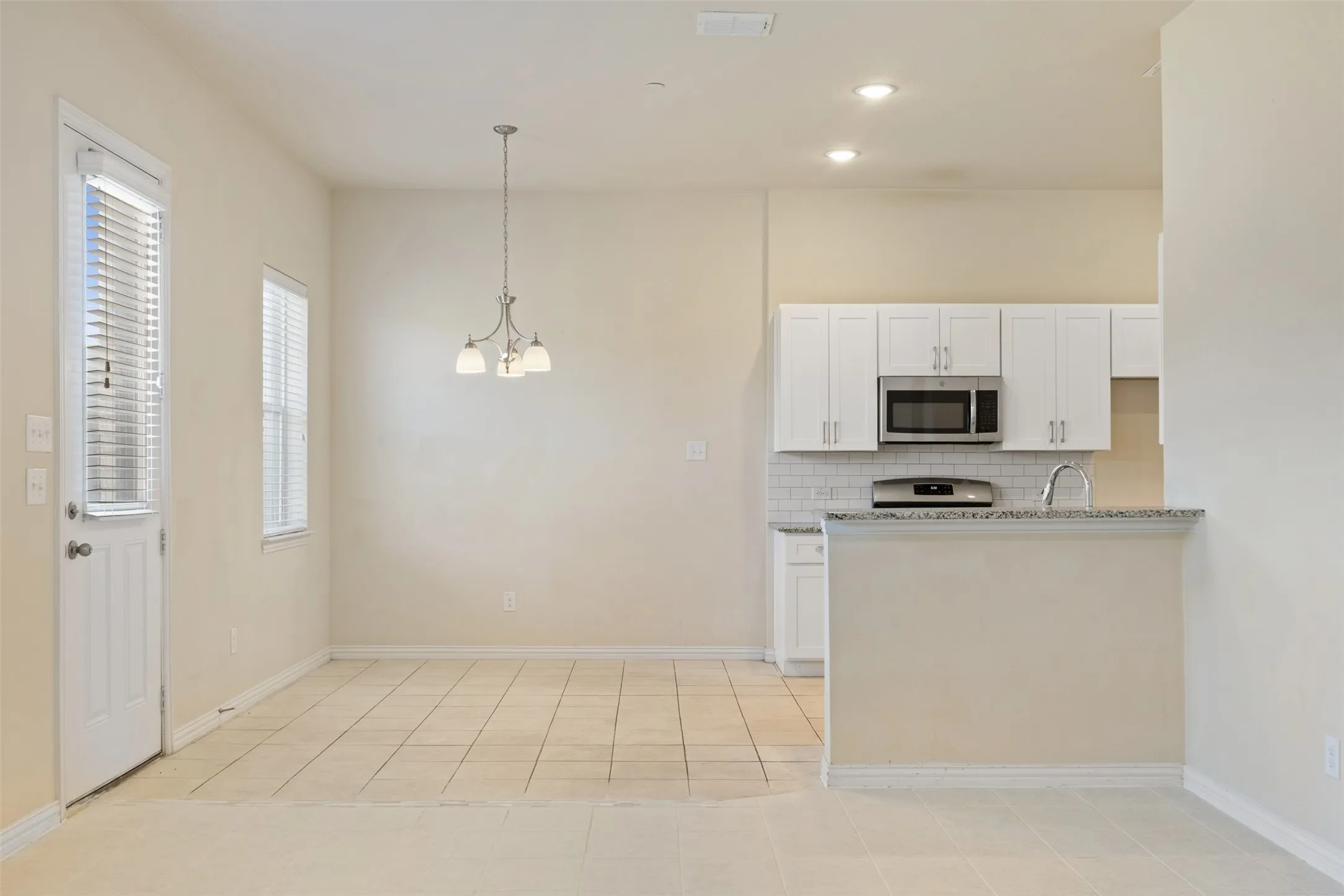 Townhouse For Sale in Dallas County , 1904 Bethlehem Street, Irving, Texas 75061, 3 Bedroom, 3 Bathroom, 2 Garage spaces, 1,933 Sqft, built in 2019, mls#21287539, Real Estate Agent in Irving, Homes For Sale in Dallas county, Homes For Sale in Irving, Realtor in Irving Texas, Real Estate Brokerage Independent Realty Texas, Luminita Cordes Realtor