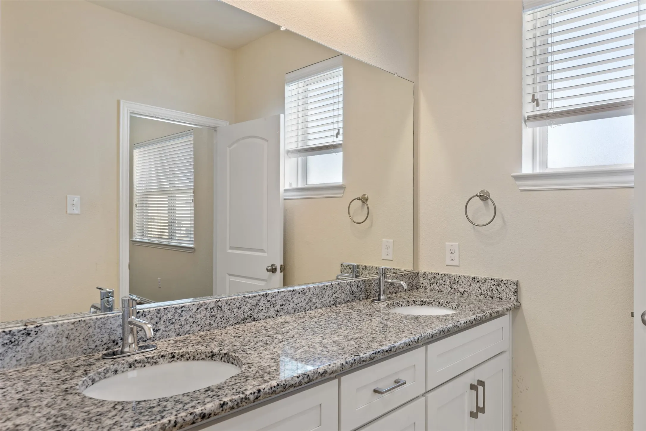 Townhouse For Sale in Dallas County , 1904 Bethlehem Street, Irving, Texas 75061, 3 Bedroom, 3 Bathroom, 2 Garage spaces, 1,933 Sqft, built in 2019, mls#21287539, Real Estate Agent in Irving, Homes For Sale in Dallas county, Homes For Sale in Irving, Realtor in Irving Texas, Real Estate Brokerage Independent Realty Texas, Luminita Cordes Realtor