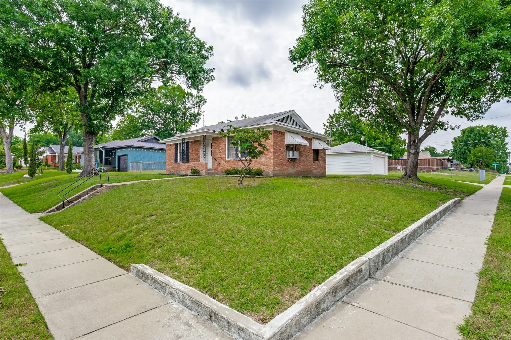 Single Family Residence For Sale in Dallas County , 422 W Daugherty Drive, Garland, Texas 75041, 3 Bedroom, 1 Bathroom, 2 Garage spaces, 1,078 Sqft, built in 1955, mls#21289245, Real Estate Agent in Garland, Homes For Sale in Dallas county, Homes For Sale in Garland, Realtor in Garland Texas, Real Estate Brokerage Independent Realty Texas, Luminita Cordes Realtor