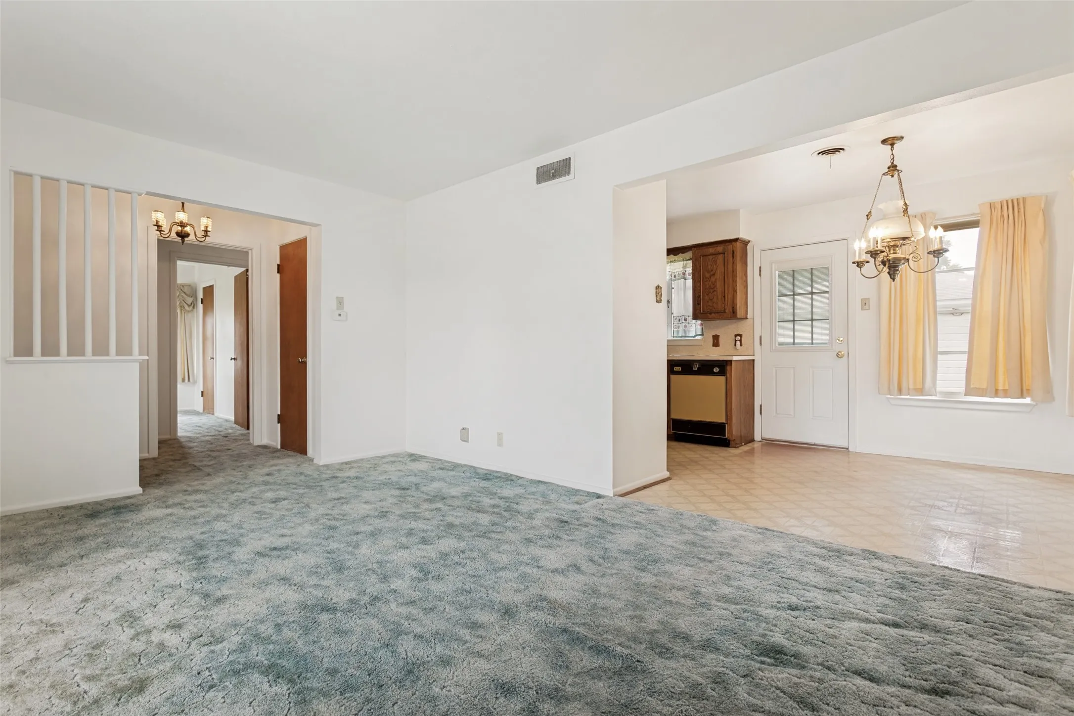 Single Family Residence For Sale in Dallas County , 422 W Daugherty Drive, Garland, Texas 75041, 3 Bedroom, 1 Bathroom, 2 Garage spaces, 1,078 Sqft, built in 1955, mls#21289245, Real Estate Agent in Garland, Homes For Sale in Dallas county, Homes For Sale in Garland, Realtor in Garland Texas, Real Estate Brokerage Independent Realty Texas, Luminita Cordes Realtor
