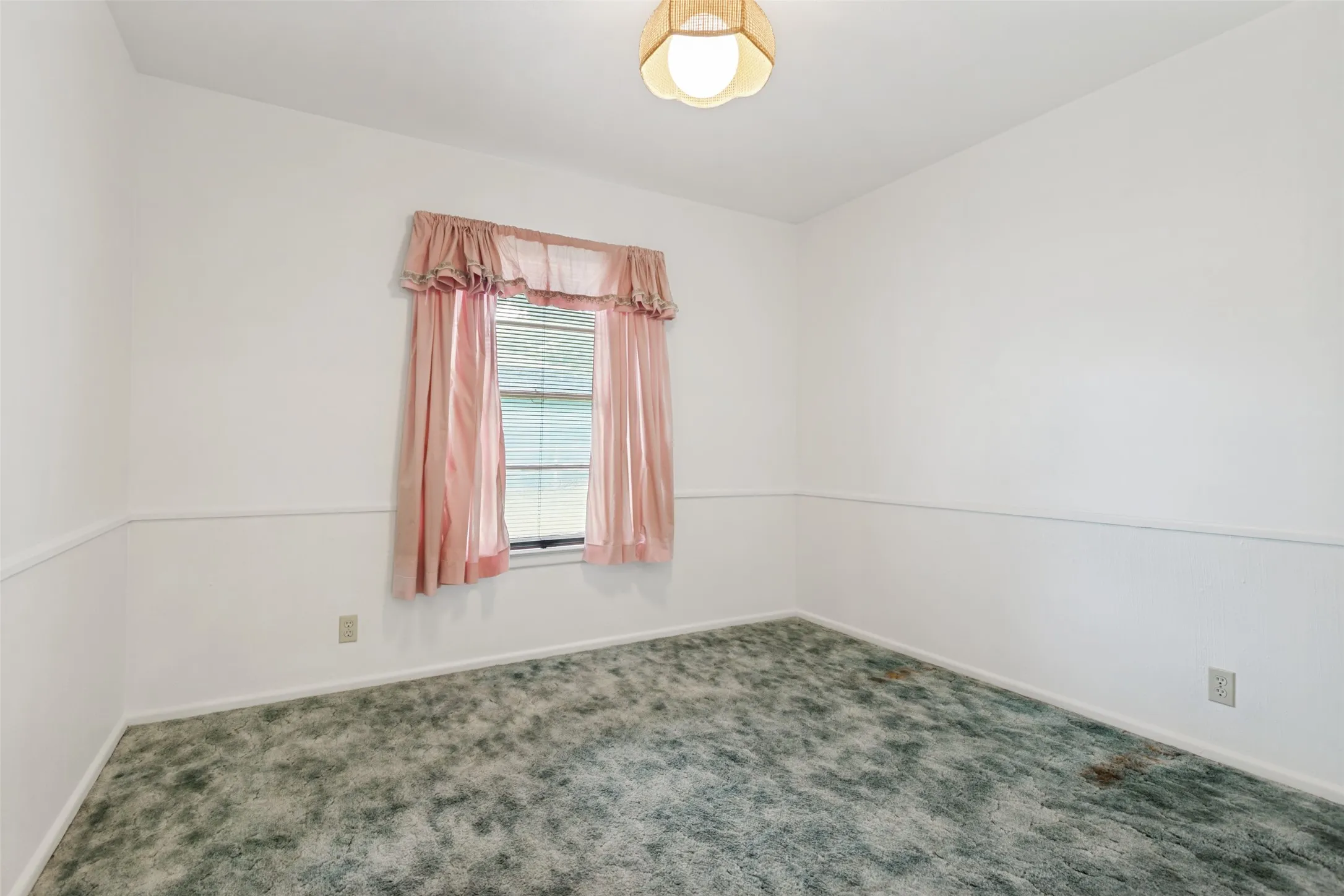 Single Family Residence For Sale in Dallas County , 422 W Daugherty Drive, Garland, Texas 75041, 3 Bedroom, 1 Bathroom, 2 Garage spaces, 1,078 Sqft, built in 1955, mls#21289245, Real Estate Agent in Garland, Homes For Sale in Dallas county, Homes For Sale in Garland, Realtor in Garland Texas, Real Estate Brokerage Independent Realty Texas, Luminita Cordes Realtor
