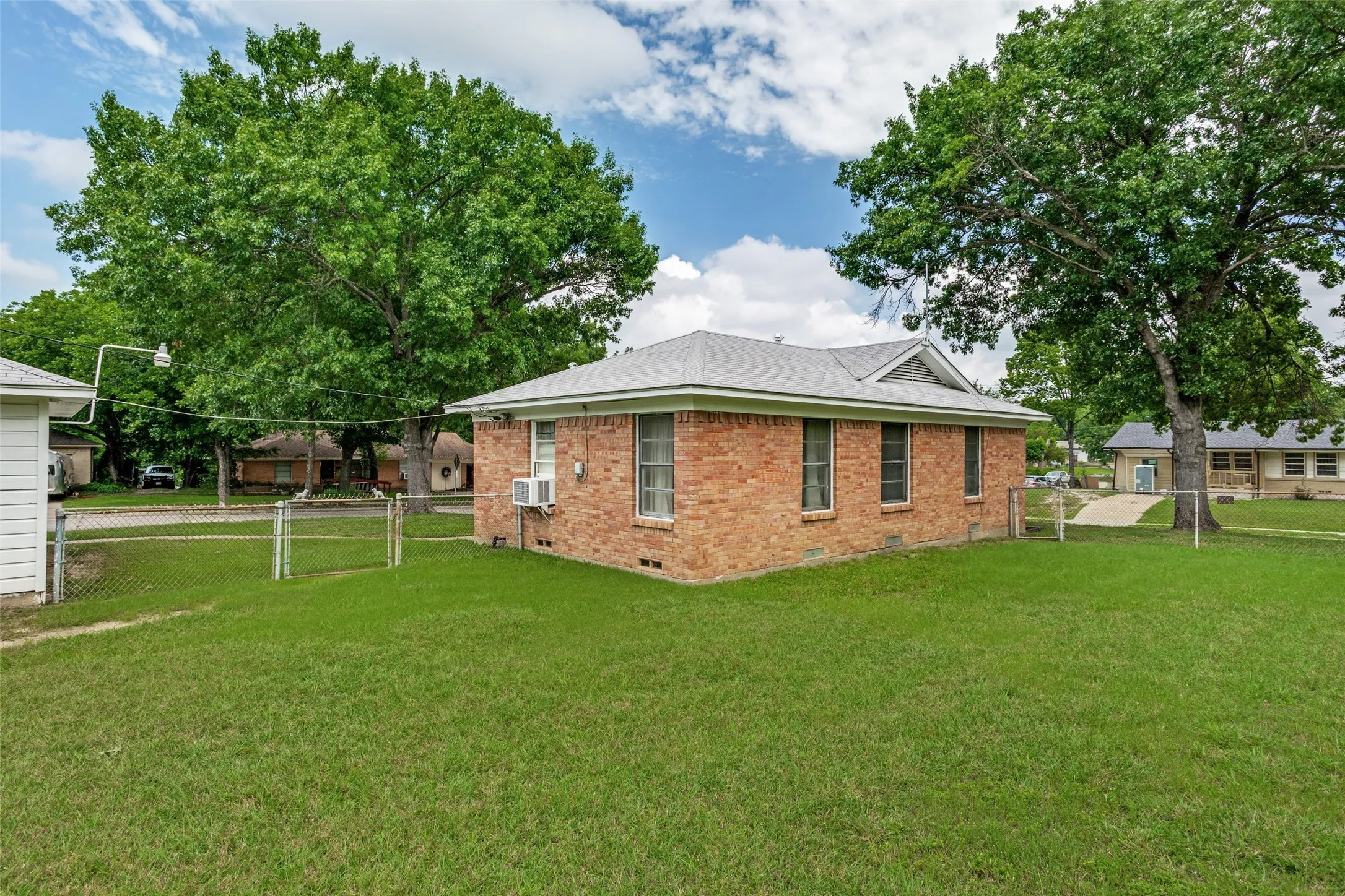 Single Family Residence For Sale in Dallas County , 422 W Daugherty Drive, Garland, Texas 75041, 3 Bedroom, 1 Bathroom, 2 Garage spaces, 1,078 Sqft, built in 1955, mls#21289245, Real Estate Agent in Garland, Homes For Sale in Dallas county, Homes For Sale in Garland, Realtor in Garland Texas, Real Estate Brokerage Independent Realty Texas, Luminita Cordes Realtor