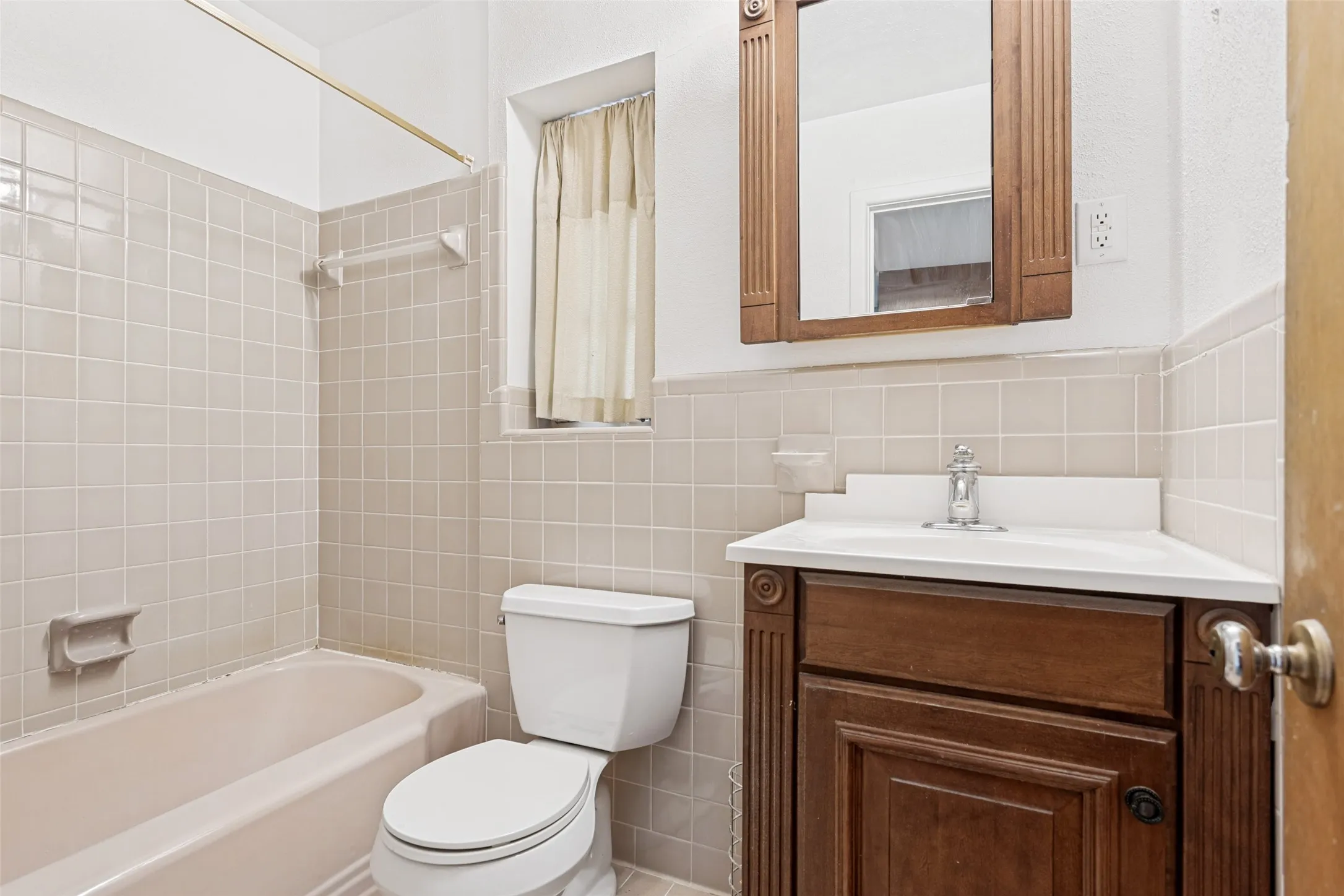 Single Family Residence For Sale in Dallas County , 422 W Daugherty Drive, Garland, Texas 75041, 3 Bedroom, 1 Bathroom, 2 Garage spaces, 1,078 Sqft, built in 1955, mls#21289245, Real Estate Agent in Garland, Homes For Sale in Dallas county, Homes For Sale in Garland, Realtor in Garland Texas, Real Estate Brokerage Independent Realty Texas, Luminita Cordes Realtor