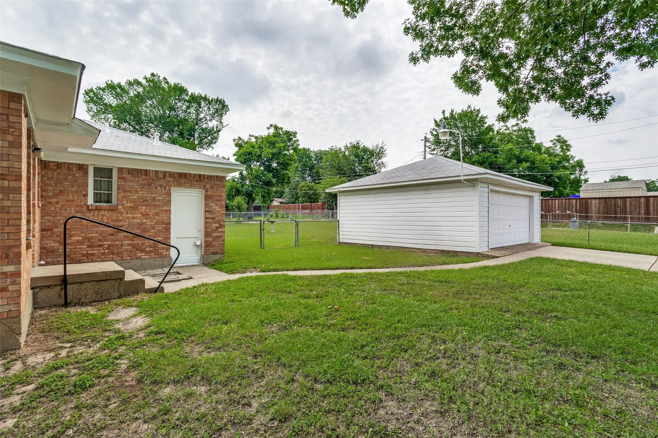 Single Family Residence For Sale in Dallas County , 422 W Daugherty Drive, Garland, Texas 75041, 3 Bedroom, 1 Bathroom, 2 Garage spaces, 1,078 Sqft, built in 1955, mls#21289245, Real Estate Agent in Garland, Homes For Sale in Dallas county, Homes For Sale in Garland, Realtor in Garland Texas, Real Estate Brokerage Independent Realty Texas, Luminita Cordes Realtor