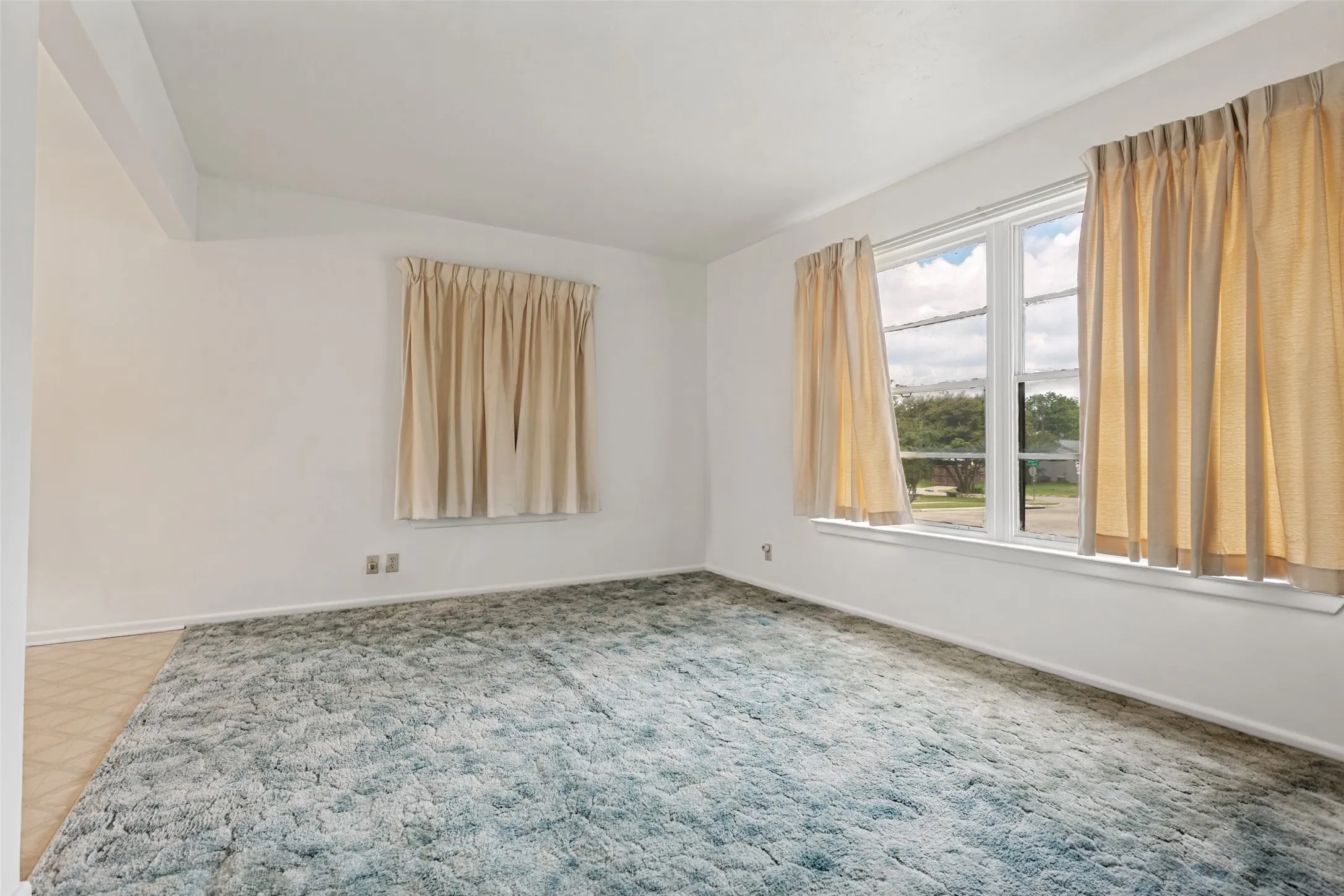 Single Family Residence For Sale in Dallas County , 422 W Daugherty Drive, Garland, Texas 75041, 3 Bedroom, 1 Bathroom, 2 Garage spaces, 1,078 Sqft, built in 1955, mls#21289245, Real Estate Agent in Garland, Homes For Sale in Dallas county, Homes For Sale in Garland, Realtor in Garland Texas, Real Estate Brokerage Independent Realty Texas, Luminita Cordes Realtor