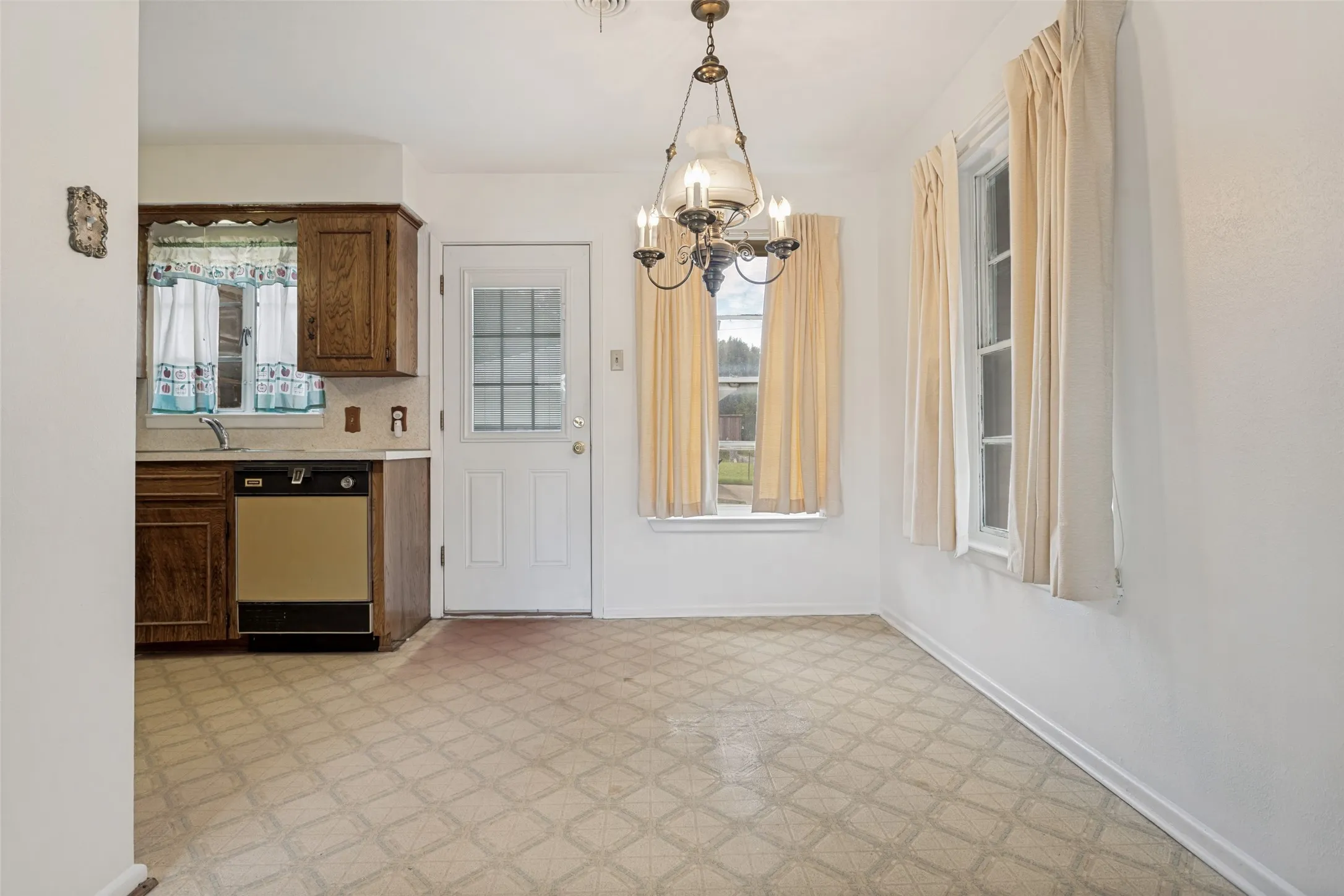 Single Family Residence For Sale in Dallas County , 422 W Daugherty Drive, Garland, Texas 75041, 3 Bedroom, 1 Bathroom, 2 Garage spaces, 1,078 Sqft, built in 1955, mls#21289245, Real Estate Agent in Garland, Homes For Sale in Dallas county, Homes For Sale in Garland, Realtor in Garland Texas, Real Estate Brokerage Independent Realty Texas, Luminita Cordes Realtor