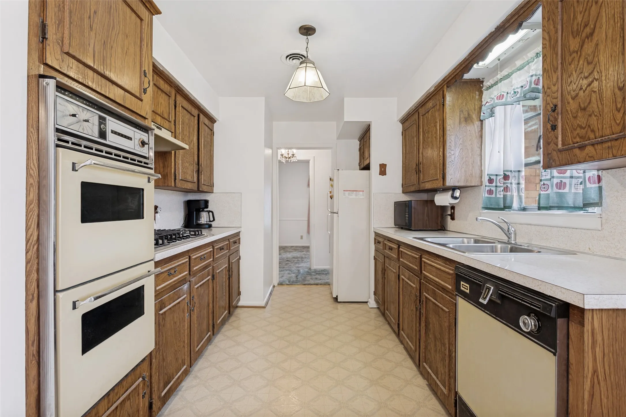 Single Family Residence For Sale in Dallas County , 422 W Daugherty Drive, Garland, Texas 75041, 3 Bedroom, 1 Bathroom, 2 Garage spaces, 1,078 Sqft, built in 1955, mls#21289245, Real Estate Agent in Garland, Homes For Sale in Dallas county, Homes For Sale in Garland, Realtor in Garland Texas, Real Estate Brokerage Independent Realty Texas, Luminita Cordes Realtor