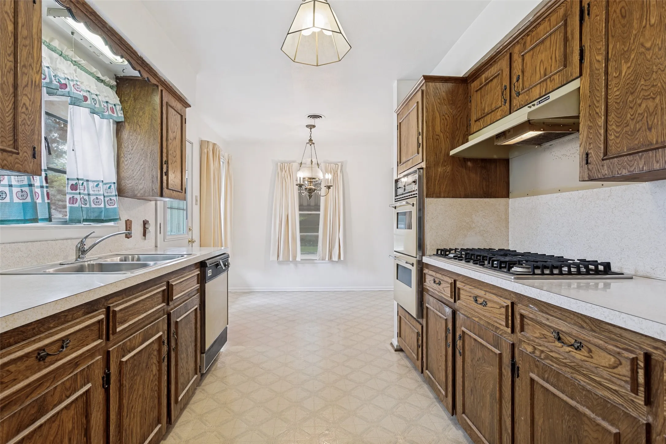 Single Family Residence For Sale in Dallas County , 422 W Daugherty Drive, Garland, Texas 75041, 3 Bedroom, 1 Bathroom, 2 Garage spaces, 1,078 Sqft, built in 1955, mls#21289245, Real Estate Agent in Garland, Homes For Sale in Dallas county, Homes For Sale in Garland, Realtor in Garland Texas, Real Estate Brokerage Independent Realty Texas, Luminita Cordes Realtor