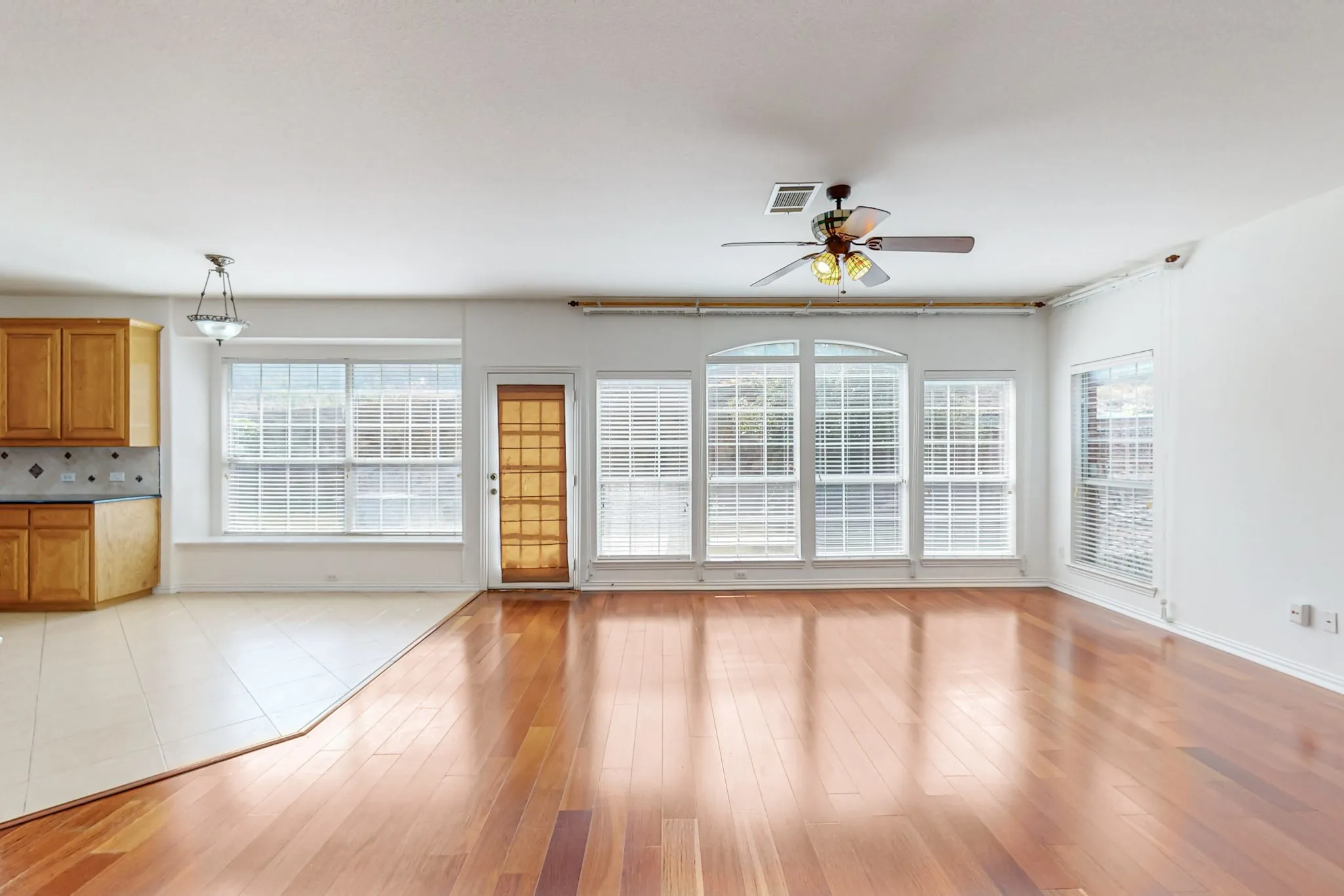 Single Family Residence For Rent in Dallas County , 8609 Rugby Drive, Irving, Texas 75063, 4 Bedroom, 3 Bathroom, 2 Garage spaces, 2,967 Sqft, built in 2003, mls#21291863, Real Estate Agent in Irving, Homes For Rent in Dallas county, Homes For Rent in Irving, Realtor in Irving Texas, Real Estate Brokerage Independent Realty Texas, Luminita Cordes Realtor