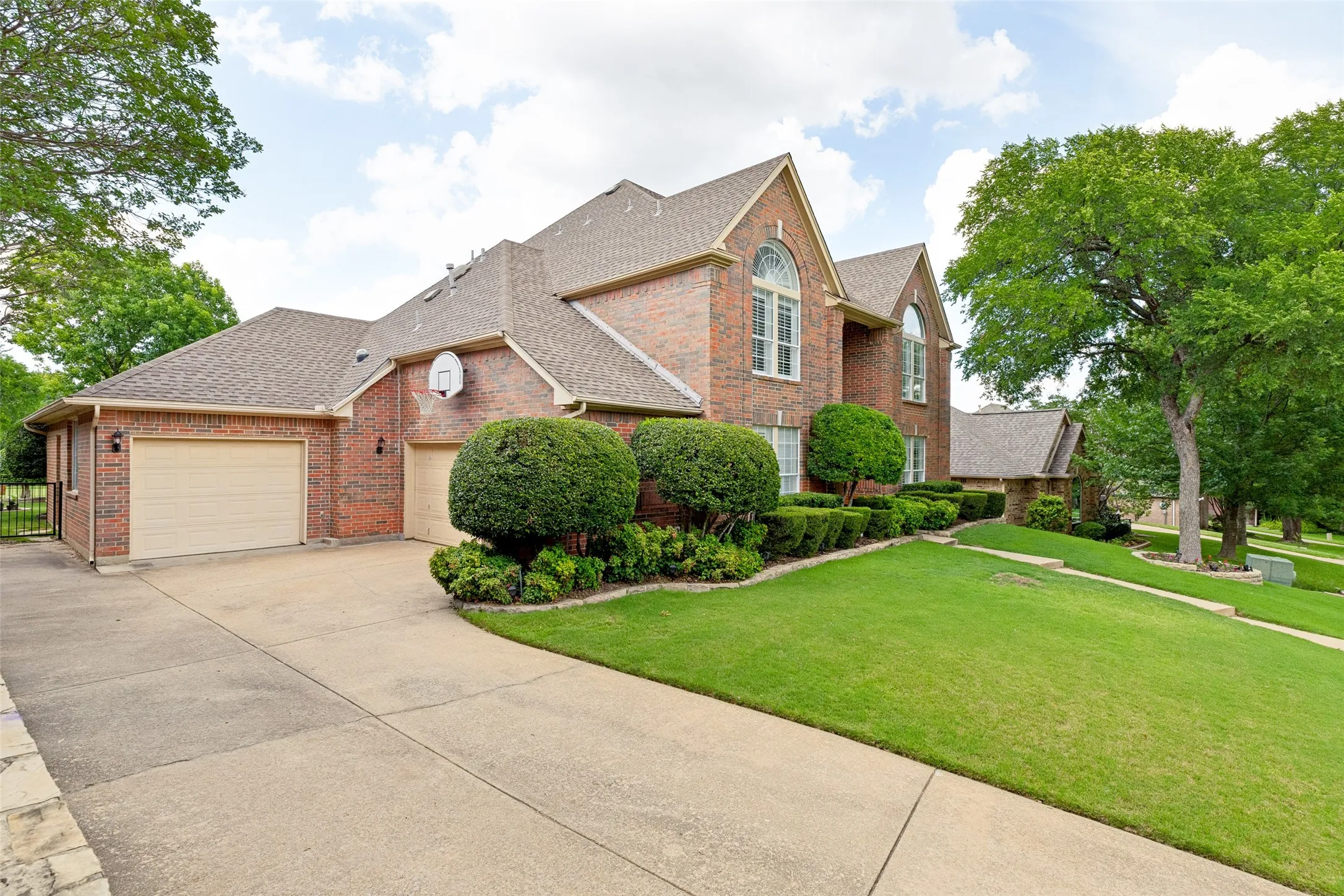 Beautifully landscaped and 3 car gargage!!
