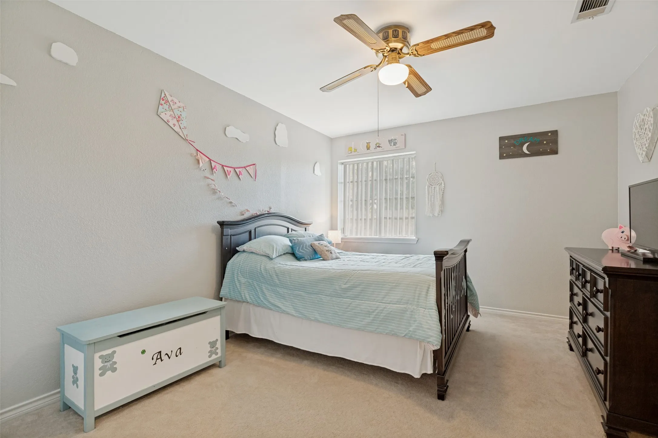 Upstairs bedroom (2 of 5)