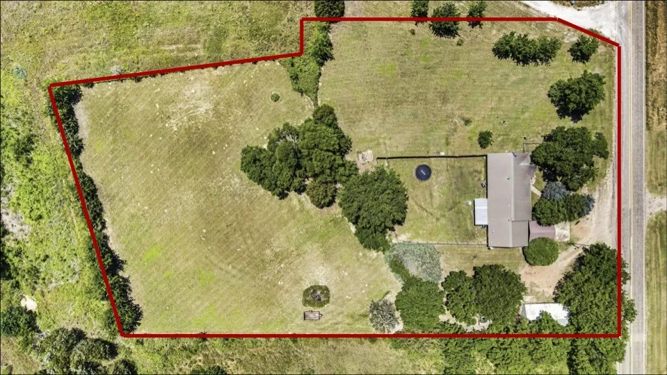Single Family Residence For Sale in Fannin County , 2382 N FM 1743 Road, Windom, Texas 75492, 3 Bedroom, 3 Bathroom, Garage spaces, 2,197 Sqft, built in 1973, mls#21285433, Real Estate Agent in Windom, Homes For Sale in Fannin county, Homes For Sale in Windom, Realtor in Windom Texas, Real Estate Brokerage Independent Realty Texas, Luminita Cordes Realtor
