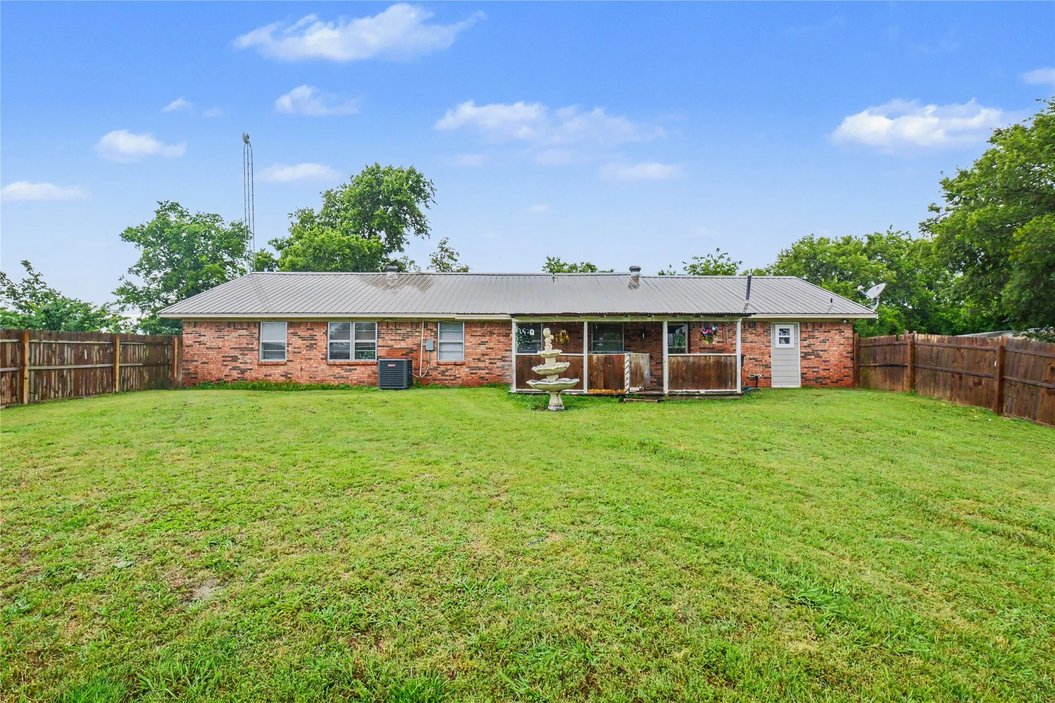 Single Family Residence For Sale in Fannin County , 2382 N FM 1743 Road, Windom, Texas 75492, 3 Bedroom, 3 Bathroom, Garage spaces, 2,197 Sqft, built in 1973, mls#21285433, Real Estate Agent in Windom, Homes For Sale in Fannin county, Homes For Sale in Windom, Realtor in Windom Texas, Real Estate Brokerage Independent Realty Texas, Luminita Cordes Realtor