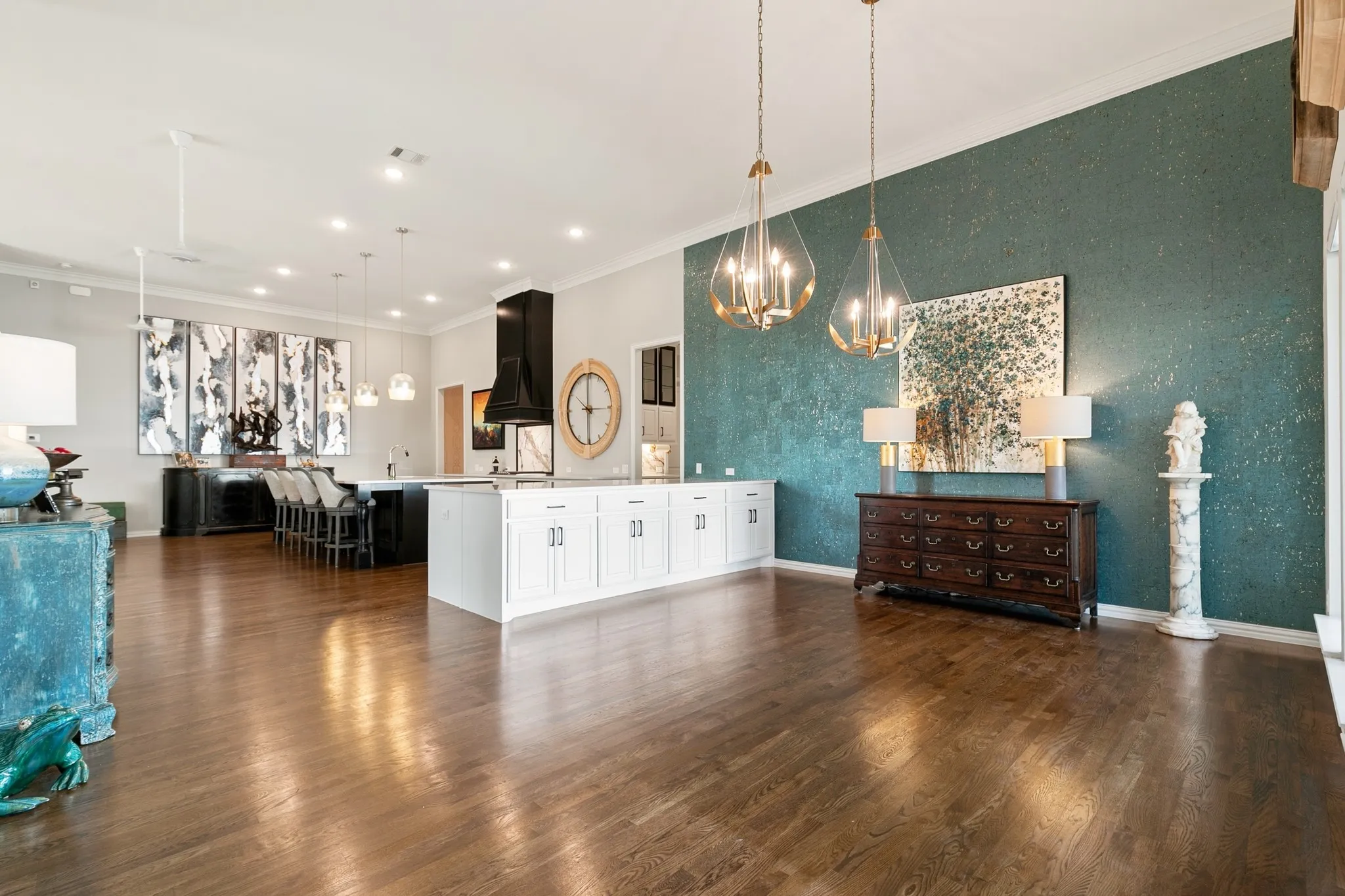 Serving bar between kitchen and dining room