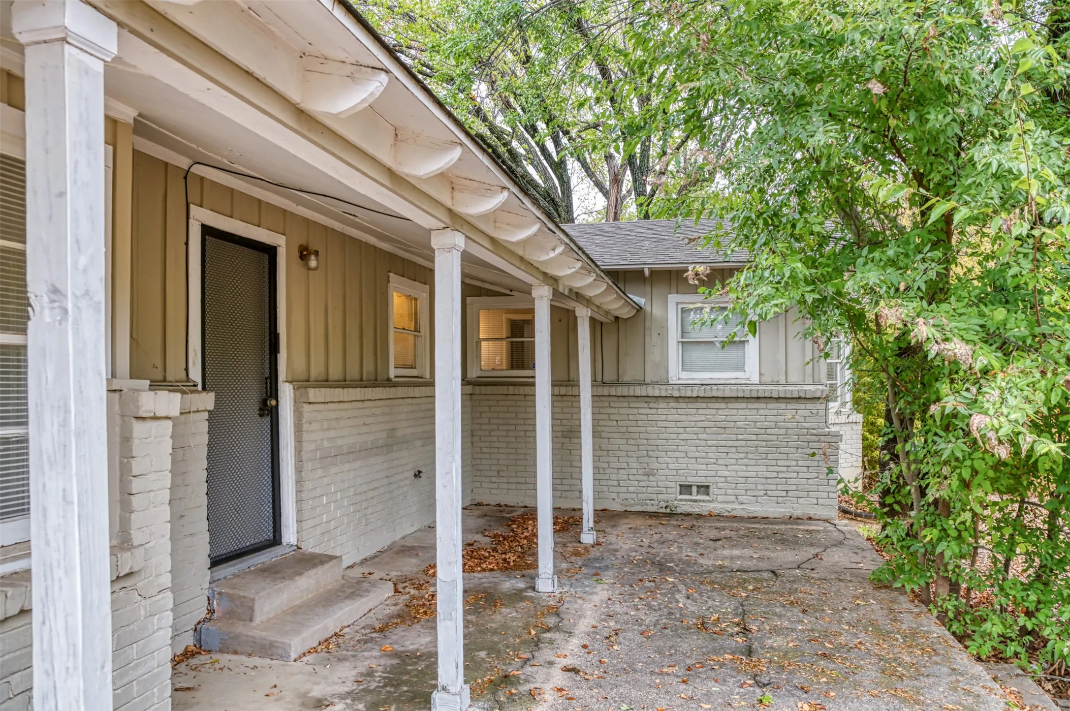 Single Family Residence For Rent in Tarrant County , 1604 Weiler Boulevard, Fort Worth, Texas 76112, 3 Bedroom, 2 Bathroom, 2 Garage spaces, 1,941 Sqft, built in 1955, mls#21291916, Real Estate Agent in Fort Worth, Homes For Rent in Tarrant county, Homes For Rent in Fort Worth, Realtor in Fort Worth Texas, Real Estate Brokerage Independent Realty Texas, Luminita Cordes Realtor