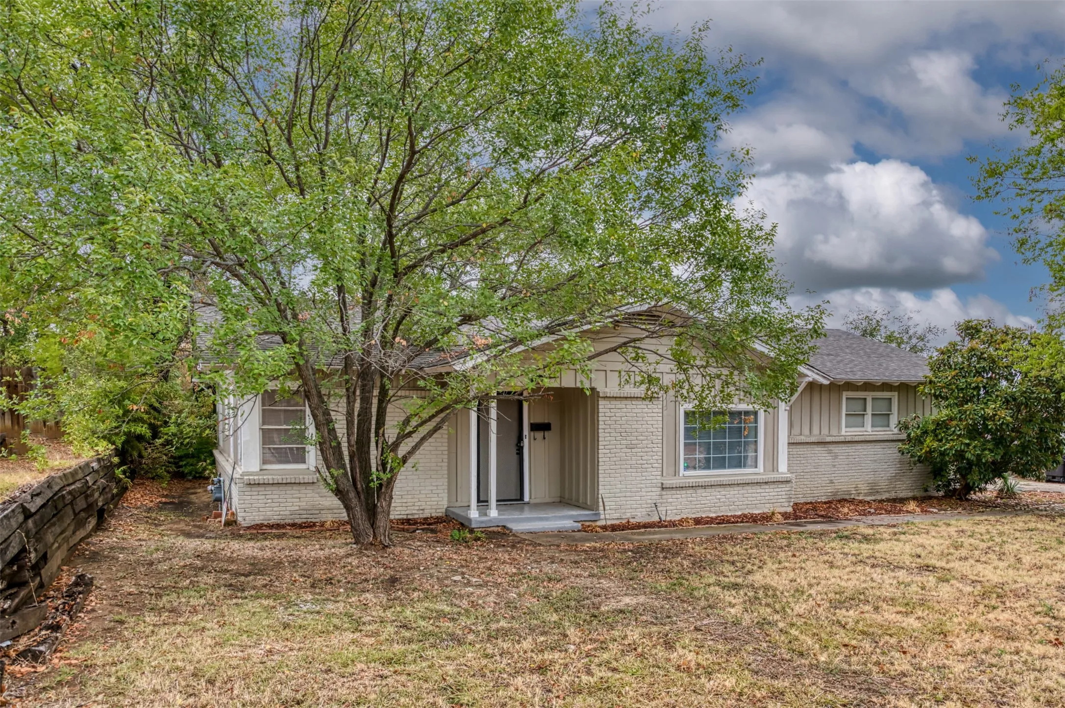 Single Family Residence For Rent in Tarrant County , 1604 Weiler Boulevard, Fort Worth, Texas 76112, 3 Bedroom, 2 Bathroom, 2 Garage spaces, 1,941 Sqft, built in 1955, mls#21291916, Real Estate Agent in Fort Worth, Homes For Rent in Tarrant county, Homes For Rent in Fort Worth, Realtor in Fort Worth Texas, Real Estate Brokerage Independent Realty Texas, Luminita Cordes Realtor