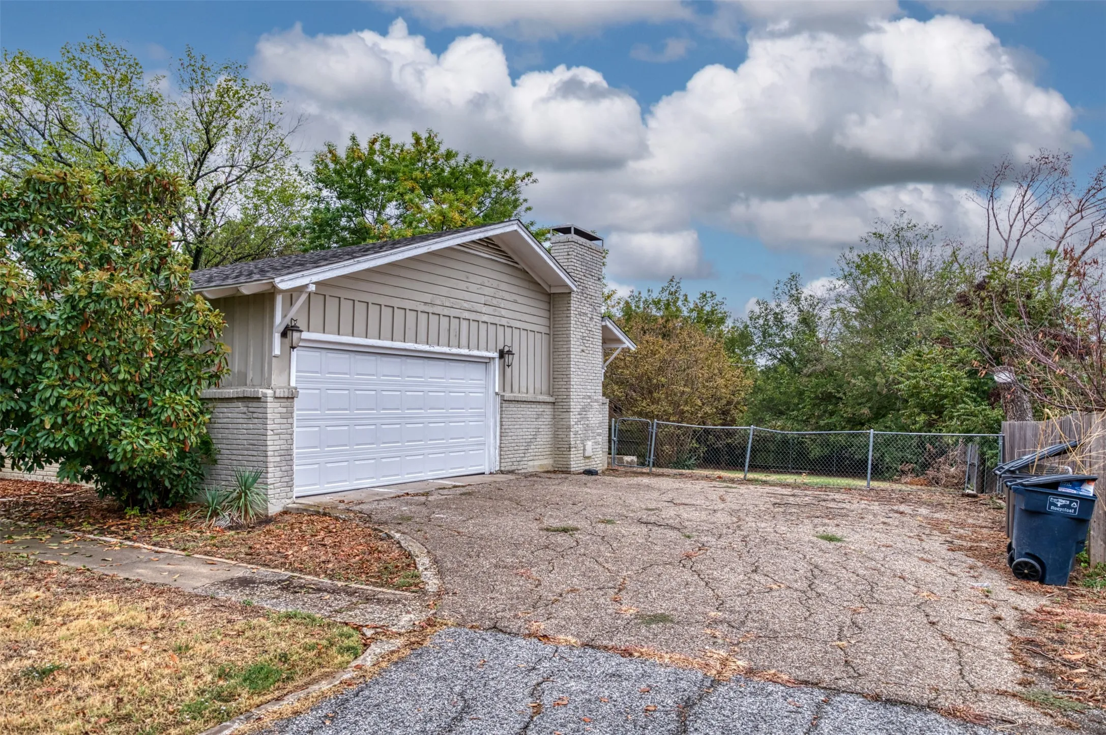 Single Family Residence For Rent in Tarrant County , 1604 Weiler Boulevard, Fort Worth, Texas 76112, 3 Bedroom, 2 Bathroom, 2 Garage spaces, 1,941 Sqft, built in 1955, mls#21291916, Real Estate Agent in Fort Worth, Homes For Rent in Tarrant county, Homes For Rent in Fort Worth, Realtor in Fort Worth Texas, Real Estate Brokerage Independent Realty Texas, Luminita Cordes Realtor