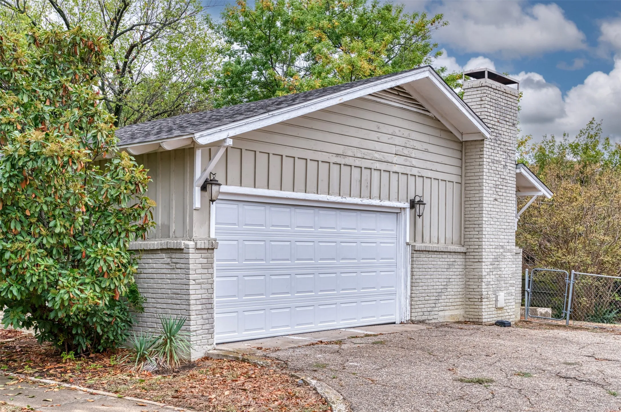 Single Family Residence For Rent in Tarrant County , 1604 Weiler Boulevard, Fort Worth, Texas 76112, 3 Bedroom, 2 Bathroom, 2 Garage spaces, 1,941 Sqft, built in 1955, mls#21291916, Real Estate Agent in Fort Worth, Homes For Rent in Tarrant county, Homes For Rent in Fort Worth, Realtor in Fort Worth Texas, Real Estate Brokerage Independent Realty Texas, Luminita Cordes Realtor
