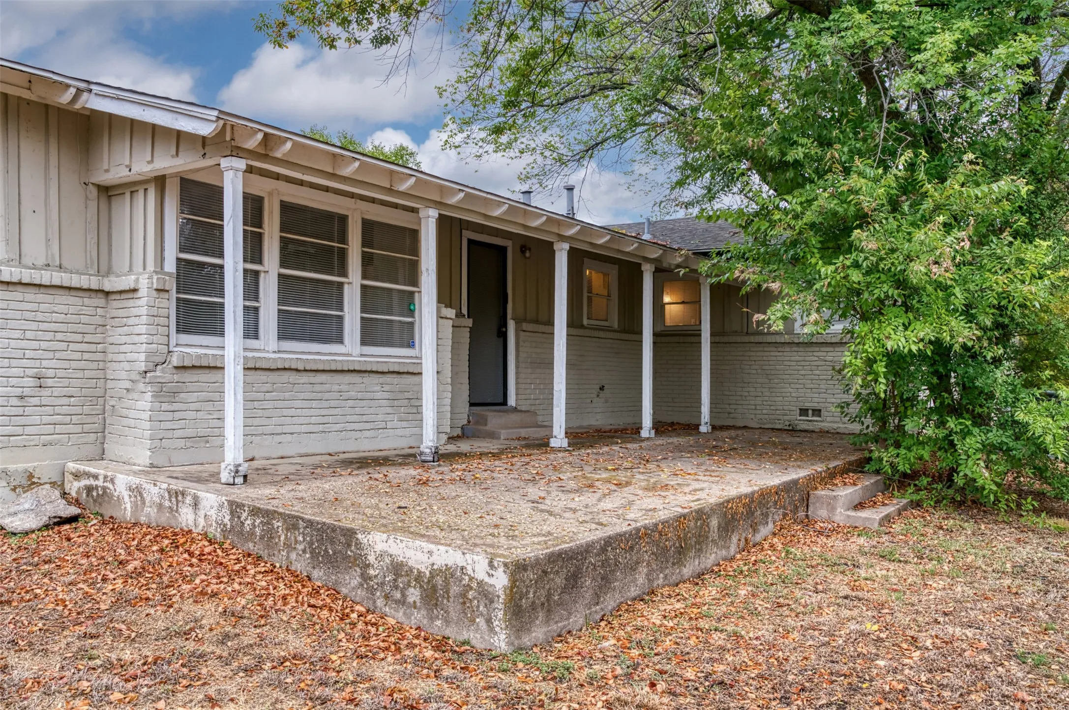 Single Family Residence For Rent in Tarrant County , 1604 Weiler Boulevard, Fort Worth, Texas 76112, 3 Bedroom, 2 Bathroom, 2 Garage spaces, 1,941 Sqft, built in 1955, mls#21291916, Real Estate Agent in Fort Worth, Homes For Rent in Tarrant county, Homes For Rent in Fort Worth, Realtor in Fort Worth Texas, Real Estate Brokerage Independent Realty Texas, Luminita Cordes Realtor