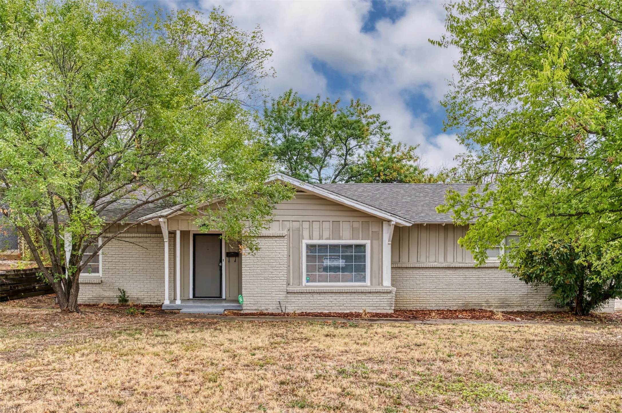 Single Family Residence For Rent in Tarrant County , 1604 Weiler Boulevard, Fort Worth, Texas 76112, 3 Bedroom, 2 Bathroom, 2 Garage spaces, 1,941 Sqft, built in 1955, mls#21291916, Real Estate Agent in Fort Worth, Homes For Rent in Tarrant county, Homes For Rent in Fort Worth, Realtor in Fort Worth Texas, Real Estate Brokerage Independent Realty Texas, Luminita Cordes Realtor