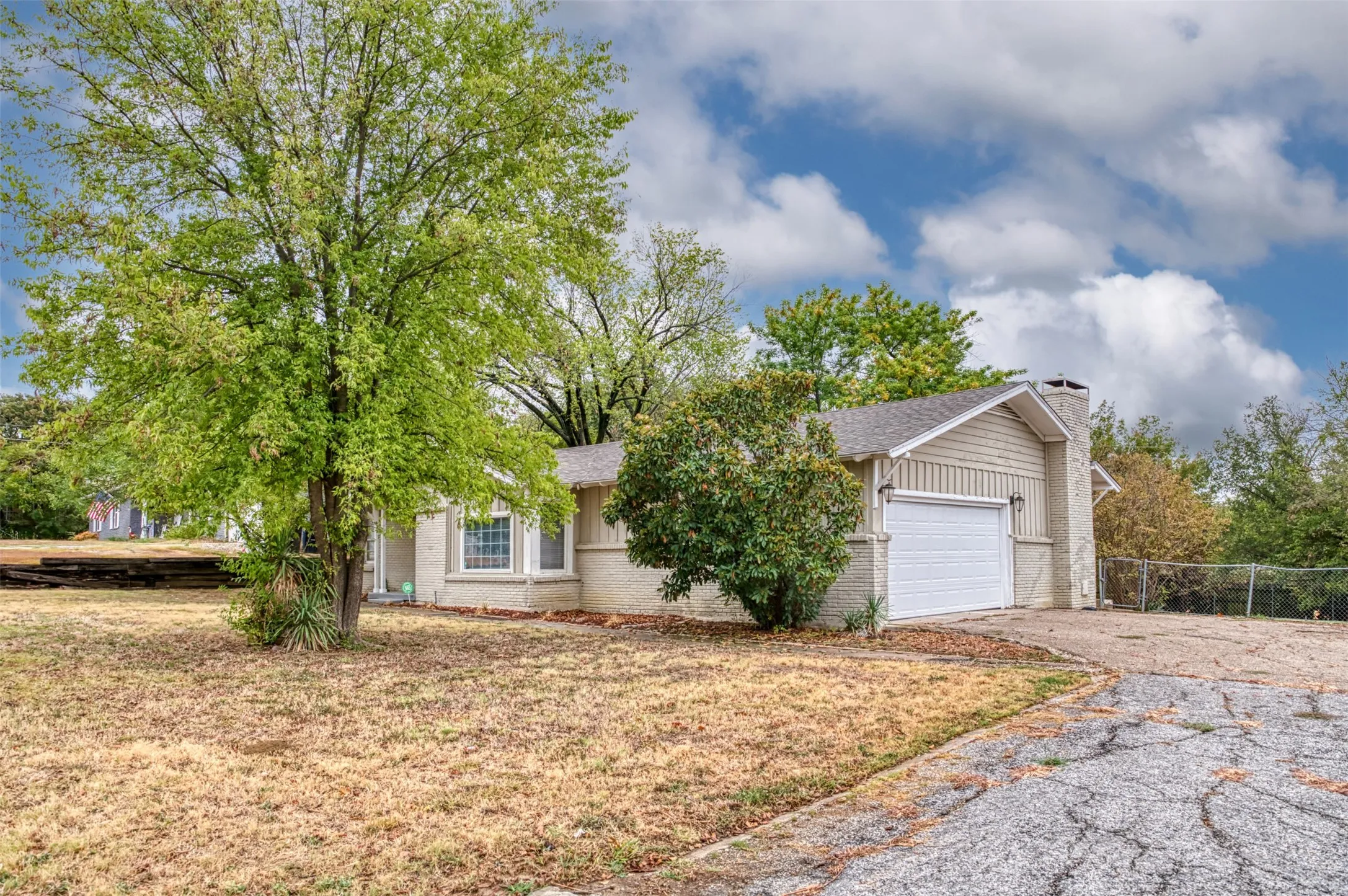 Single Family Residence For Rent in Tarrant County , 1604 Weiler Boulevard, Fort Worth, Texas 76112, 3 Bedroom, 2 Bathroom, 2 Garage spaces, 1,941 Sqft, built in 1955, mls#21291916, Real Estate Agent in Fort Worth, Homes For Rent in Tarrant county, Homes For Rent in Fort Worth, Realtor in Fort Worth Texas, Real Estate Brokerage Independent Realty Texas, Luminita Cordes Realtor
