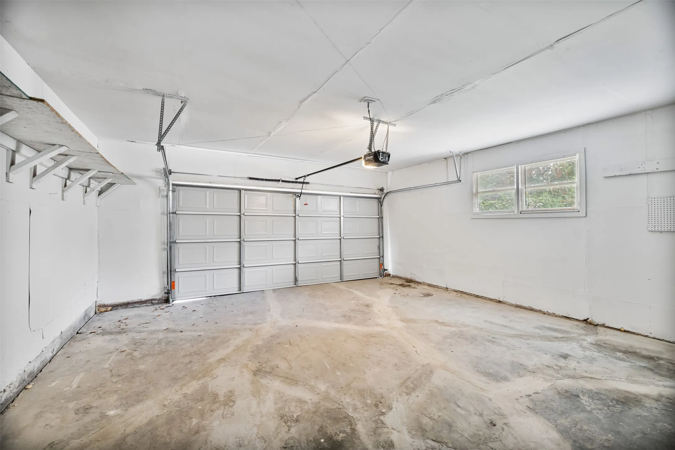 Single Family Residence For Rent in Tarrant County , 1604 Weiler Boulevard, Fort Worth, Texas 76112, 3 Bedroom, 2 Bathroom, 2 Garage spaces, 1,941 Sqft, built in 1955, mls#21291916, Real Estate Agent in Fort Worth, Homes For Rent in Tarrant county, Homes For Rent in Fort Worth, Realtor in Fort Worth Texas, Real Estate Brokerage Independent Realty Texas, Luminita Cordes Realtor