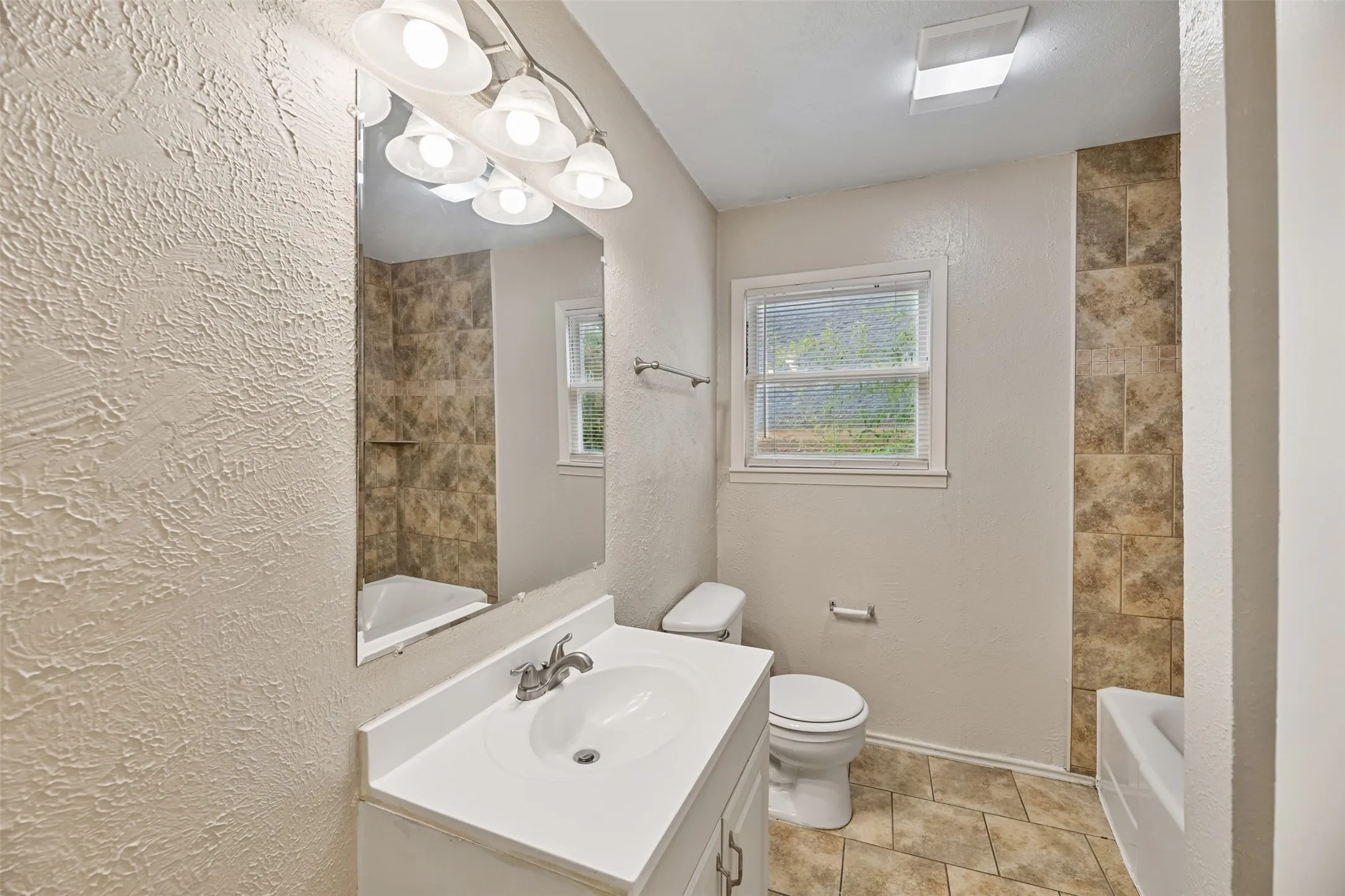 Single Family Residence For Rent in Tarrant County , 1604 Weiler Boulevard, Fort Worth, Texas 76112, 3 Bedroom, 2 Bathroom, 2 Garage spaces, 1,941 Sqft, built in 1955, mls#21291916, Real Estate Agent in Fort Worth, Homes For Rent in Tarrant county, Homes For Rent in Fort Worth, Realtor in Fort Worth Texas, Real Estate Brokerage Independent Realty Texas, Luminita Cordes Realtor
