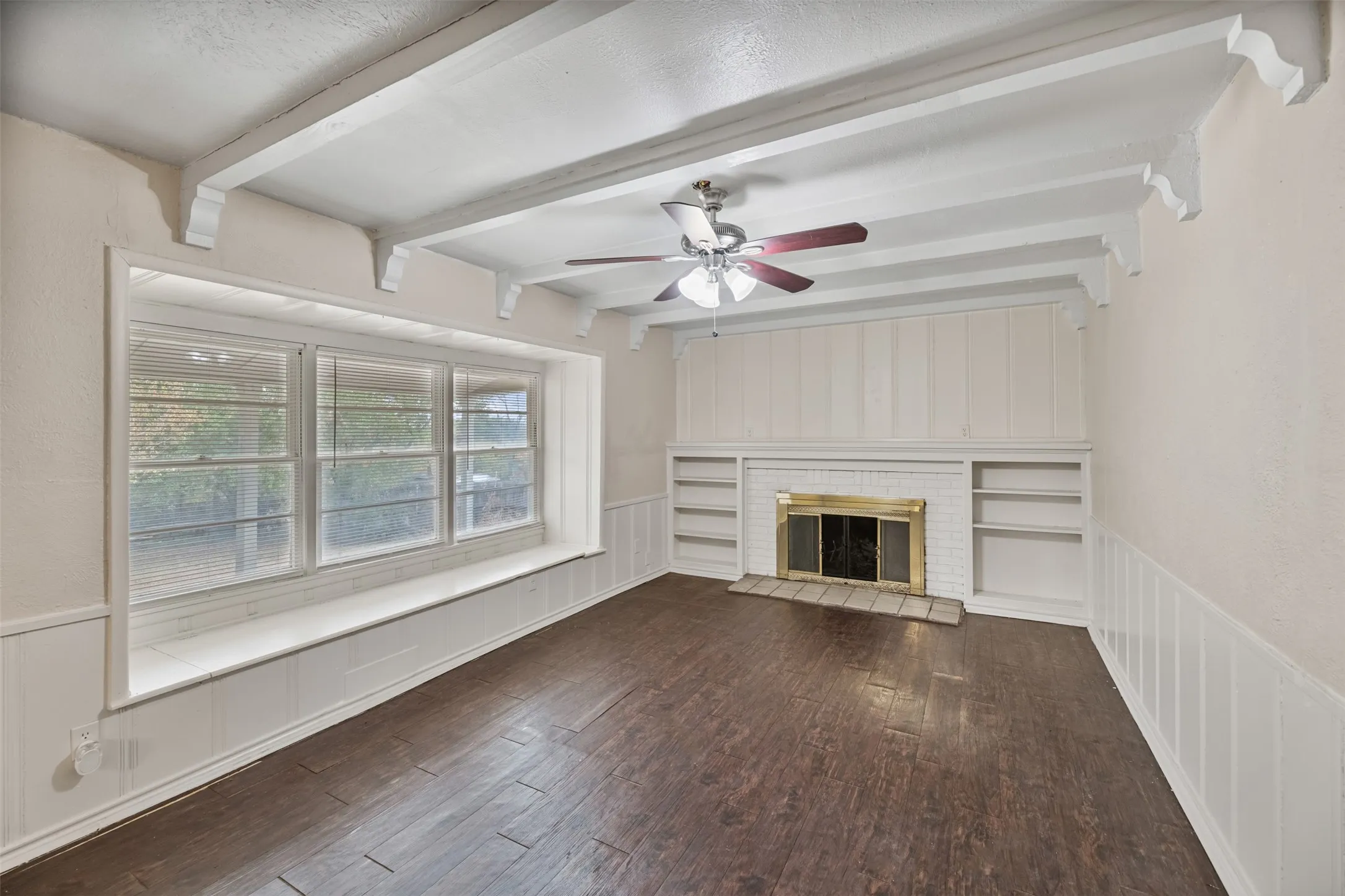 Single Family Residence For Rent in Tarrant County , 1604 Weiler Boulevard, Fort Worth, Texas 76112, 3 Bedroom, 2 Bathroom, 2 Garage spaces, 1,941 Sqft, built in 1955, mls#21291916, Real Estate Agent in Fort Worth, Homes For Rent in Tarrant county, Homes For Rent in Fort Worth, Realtor in Fort Worth Texas, Real Estate Brokerage Independent Realty Texas, Luminita Cordes Realtor