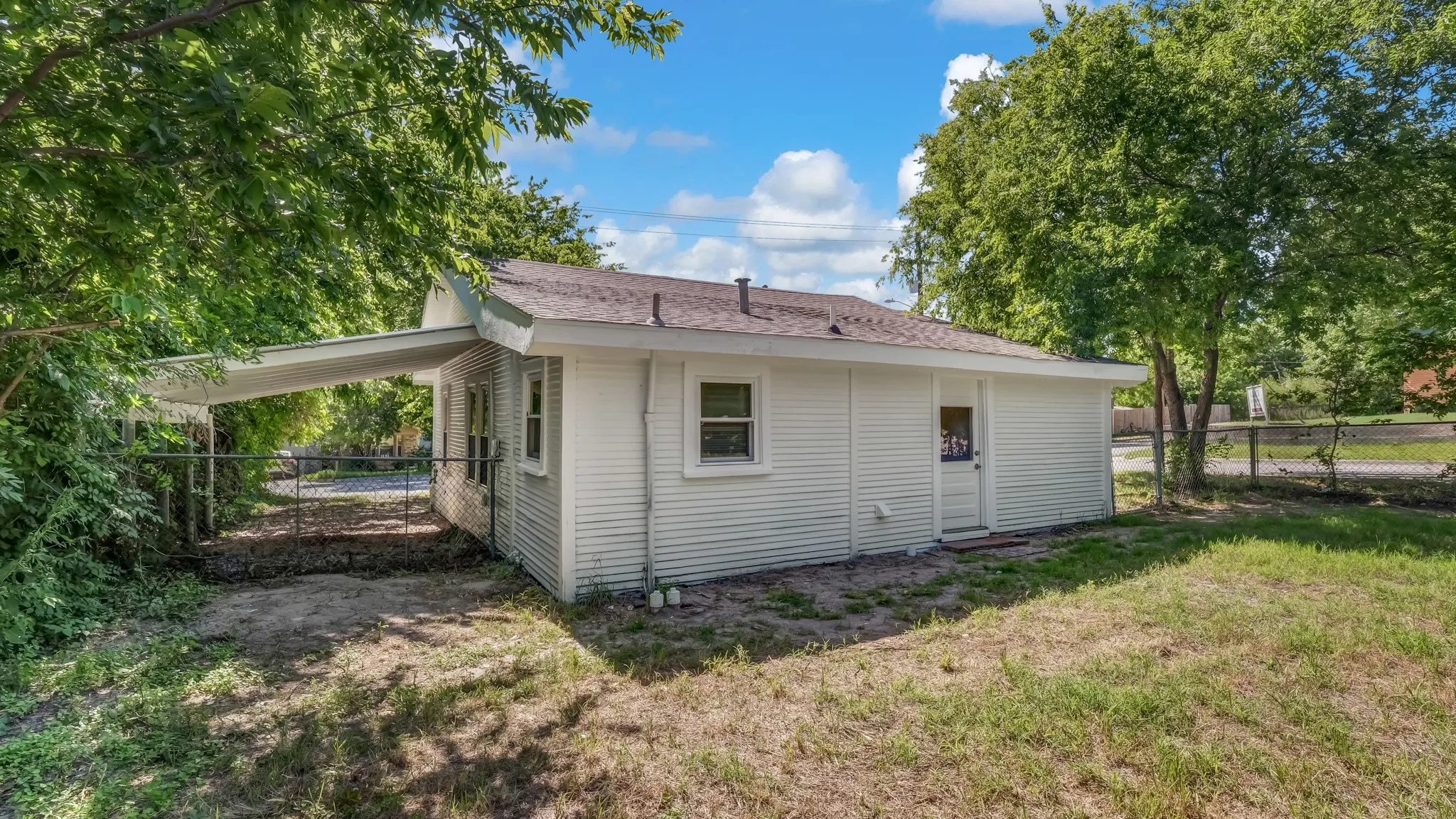 Single Family Residence For Sale in Parker County , 1220 N Rusk Street, Weatherford, Texas 76086, 2 Bedroom, 2 Bathroom, Garage spaces, 888 Sqft, built in 1955, mls#21283907, Real Estate Agent in Weatherford, Homes For Sale in Parker county, Homes For Sale in Weatherford, Realtor in Weatherford Texas, Real Estate Brokerage Independent Realty Texas, Luminita Cordes Realtor