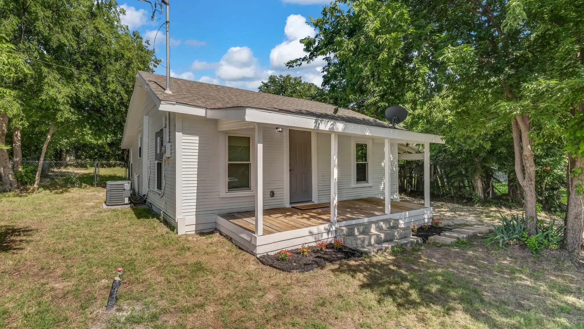 Single Family Residence For Sale in Parker County , 1220 N Rusk Street, Weatherford, Texas 76086, 2 Bedroom, 2 Bathroom, Garage spaces, 888 Sqft, built in 1955, mls#21283907, Real Estate Agent in Weatherford, Homes For Sale in Parker county, Homes For Sale in Weatherford, Realtor in Weatherford Texas, Real Estate Brokerage Independent Realty Texas, Luminita Cordes Realtor