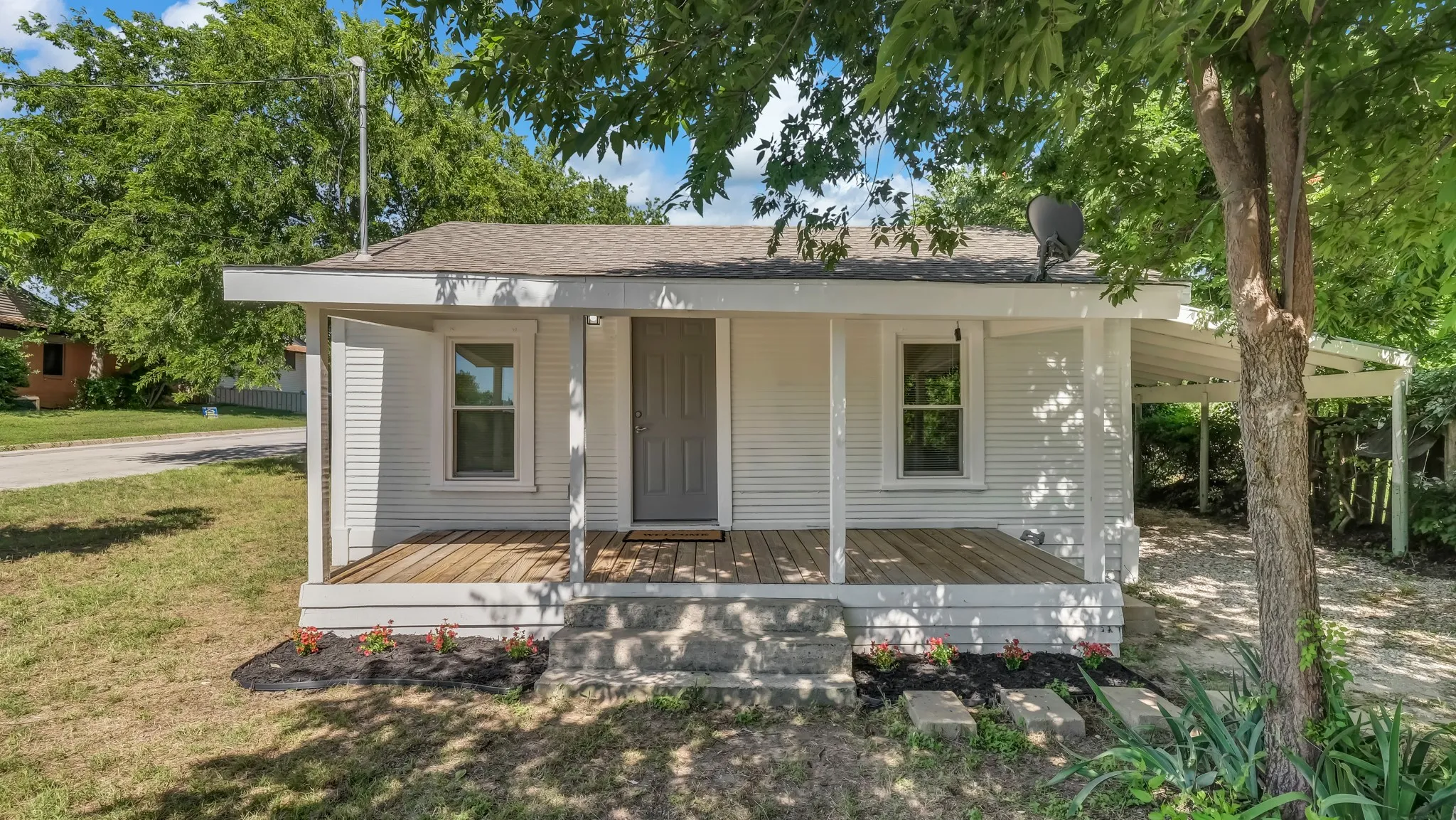 Single Family Residence For Sale in Parker County , 1220 N Rusk Street, Weatherford, Texas 76086, 2 Bedroom, 2 Bathroom, Garage spaces, 888 Sqft, built in 1955, mls#21283907, Real Estate Agent in Weatherford, Homes For Sale in Parker county, Homes For Sale in Weatherford, Realtor in Weatherford Texas, Real Estate Brokerage Independent Realty Texas, Luminita Cordes Realtor