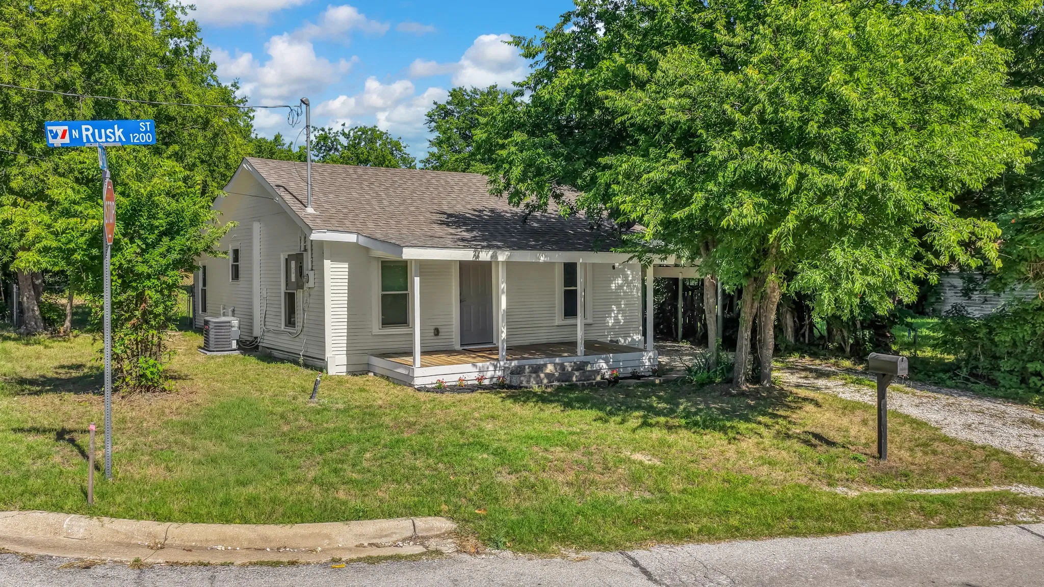 Single Family Residence For Sale in Parker County , 1220 N Rusk Street, Weatherford, Texas 76086, 2 Bedroom, 2 Bathroom, Garage spaces, 888 Sqft, built in 1955, mls#21283907, Real Estate Agent in Weatherford, Homes For Sale in Parker county, Homes For Sale in Weatherford, Realtor in Weatherford Texas, Real Estate Brokerage Independent Realty Texas, Luminita Cordes Realtor