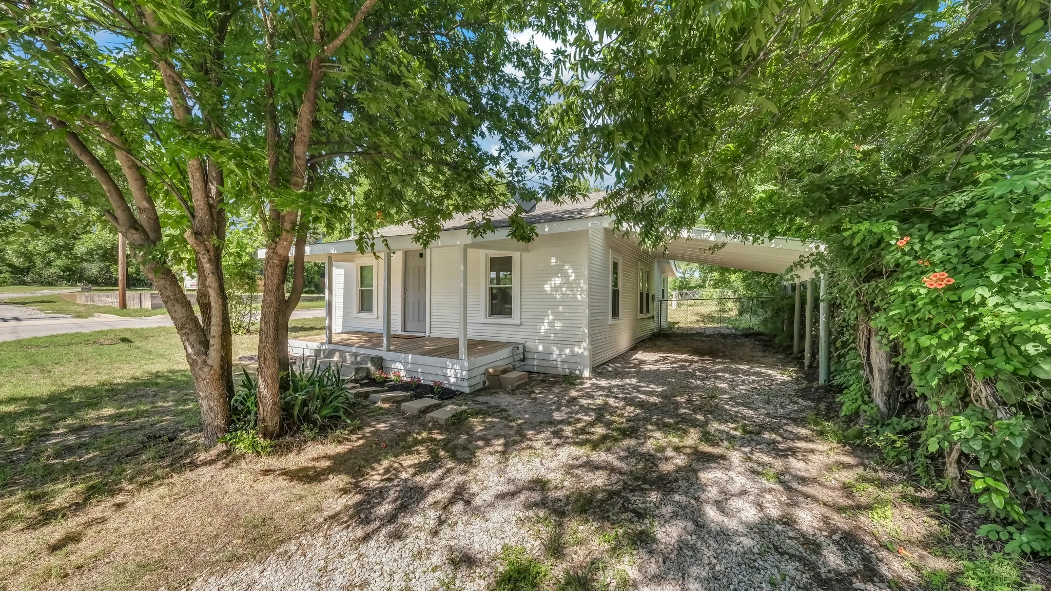 Single Family Residence For Sale in Parker County , 1220 N Rusk Street, Weatherford, Texas 76086, 2 Bedroom, 2 Bathroom, Garage spaces, 888 Sqft, built in 1955, mls#21283907, Real Estate Agent in Weatherford, Homes For Sale in Parker county, Homes For Sale in Weatherford, Realtor in Weatherford Texas, Real Estate Brokerage Independent Realty Texas, Luminita Cordes Realtor