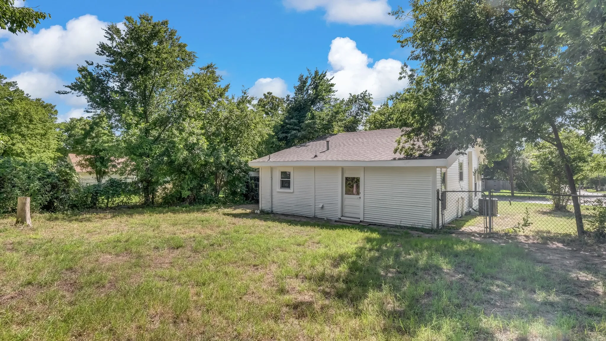 Single Family Residence For Sale in Parker County , 1220 N Rusk Street, Weatherford, Texas 76086, 2 Bedroom, 2 Bathroom, Garage spaces, 888 Sqft, built in 1955, mls#21283907, Real Estate Agent in Weatherford, Homes For Sale in Parker county, Homes For Sale in Weatherford, Realtor in Weatherford Texas, Real Estate Brokerage Independent Realty Texas, Luminita Cordes Realtor