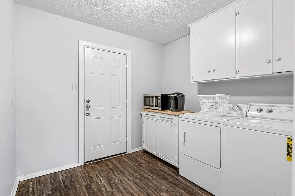 Single Family Residence For Sale in Tarrant County , 4300 Barcelona Drive, Fort Worth, Texas 76133, 3 Bedroom, 3 Bathroom, 2 Garage spaces, 2,533 Sqft, built in 1970, mls#21291872, Real Estate Agent in Fort Worth, Homes For Sale in Tarrant county, Homes For Sale in Fort Worth, Realtor in Fort Worth Texas, Real Estate Brokerage Independent Realty Texas, Luminita Cordes Realtor