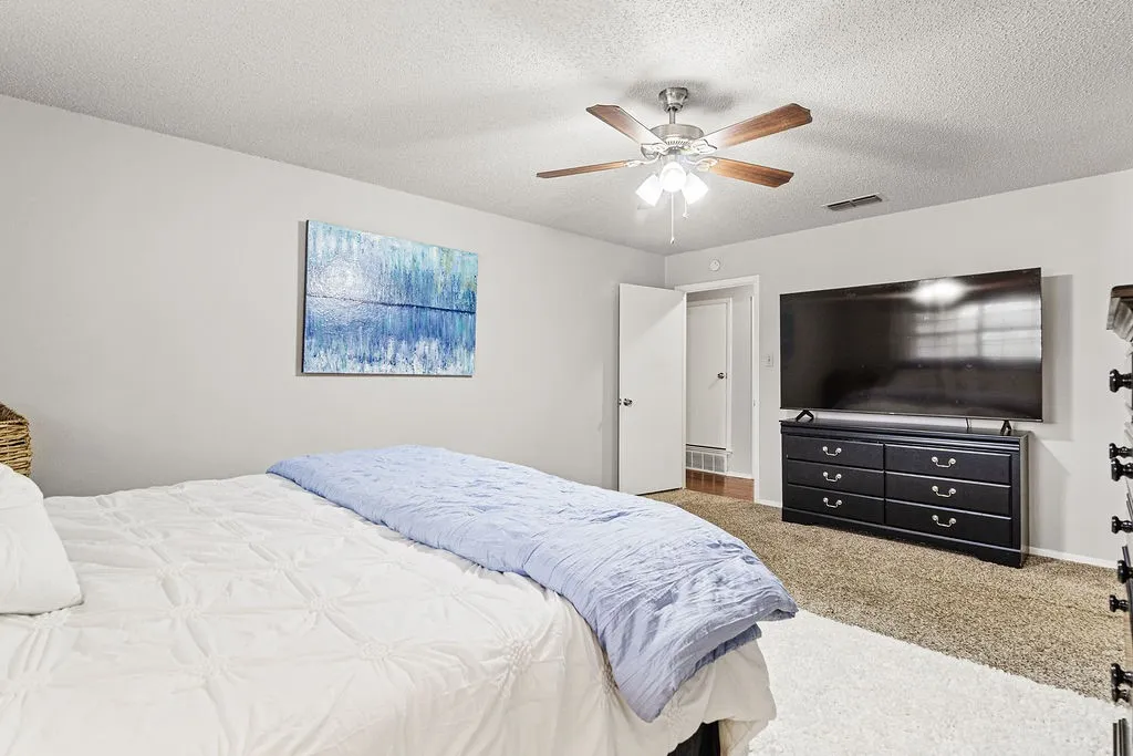 Single Family Residence For Sale in Tarrant County , 4300 Barcelona Drive, Fort Worth, Texas 76133, 3 Bedroom, 3 Bathroom, 2 Garage spaces, 2,533 Sqft, built in 1970, mls#21291872, Real Estate Agent in Fort Worth, Homes For Sale in Tarrant county, Homes For Sale in Fort Worth, Realtor in Fort Worth Texas, Real Estate Brokerage Independent Realty Texas, Luminita Cordes Realtor