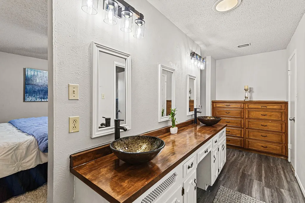 Single Family Residence For Sale in Tarrant County , 4300 Barcelona Drive, Fort Worth, Texas 76133, 3 Bedroom, 3 Bathroom, 2 Garage spaces, 2,533 Sqft, built in 1970, mls#21291872, Real Estate Agent in Fort Worth, Homes For Sale in Tarrant county, Homes For Sale in Fort Worth, Realtor in Fort Worth Texas, Real Estate Brokerage Independent Realty Texas, Luminita Cordes Realtor